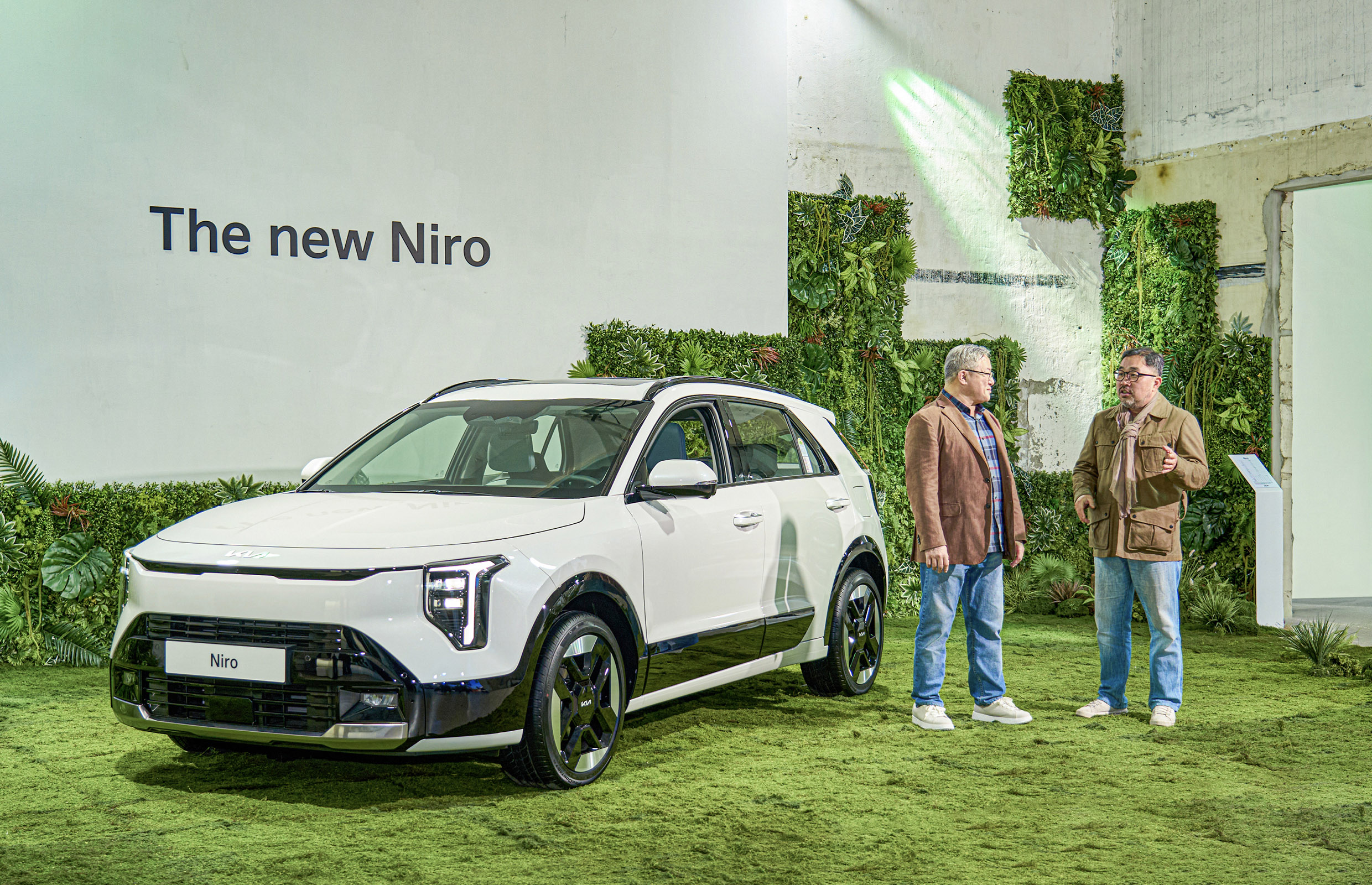 기아 더 뉴 니로와 두 자동차 칼럼니스트가 함께 서 있는 모습