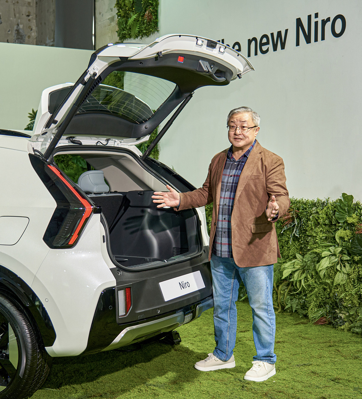 더 뉴 니로에 대해 설명하는 자동차 칼럼니스트의 모습