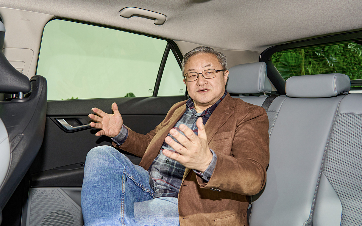 니로의 편의성에 대해 설명하는 칼럼니스트의 모습