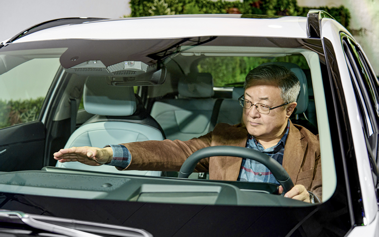 더 뉴 니로에 대해 설명하는 칼럼니스트의 모습