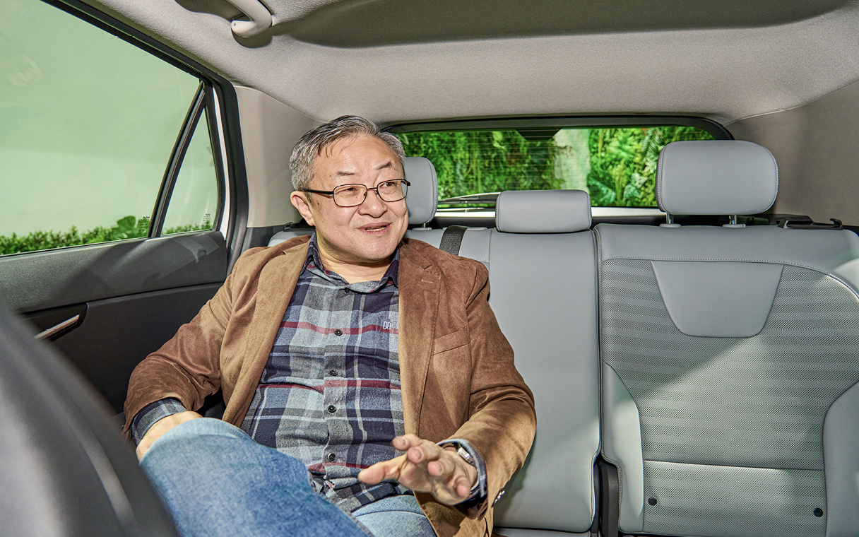 더 뉴 니로의 NVH에 관해 이야기하는 칼럼니스트의 모습