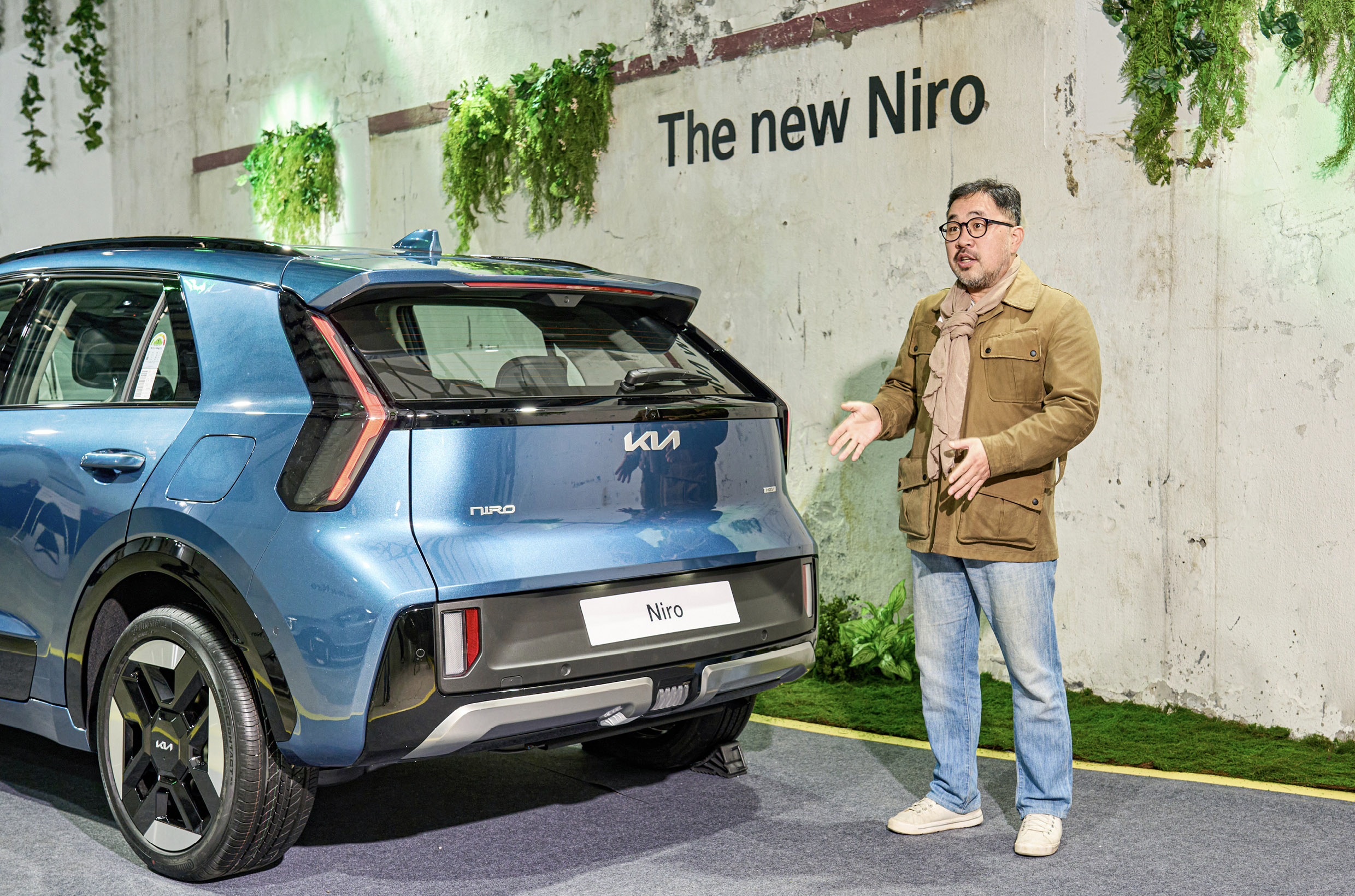 더 뉴 니로와 자동차 칼럼니스트의 모습
