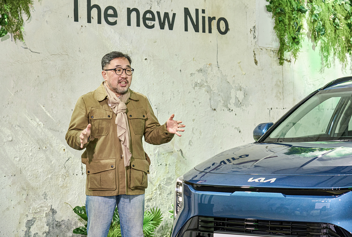 더 뉴 니로에 대해 설명하는 칼럼니스트의 모습