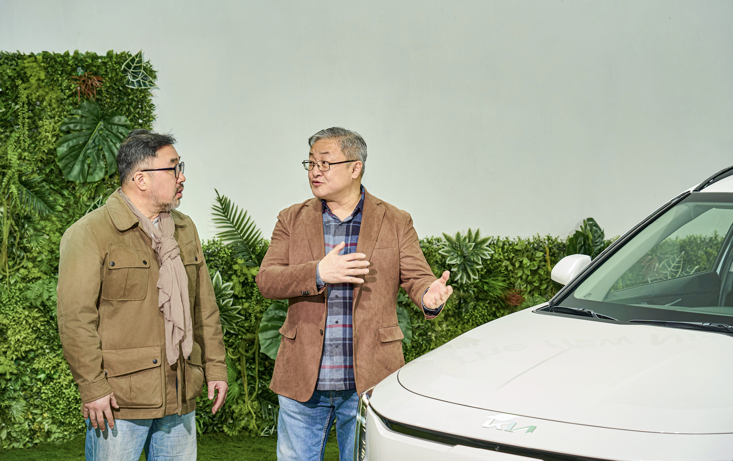 더 뉴 니로에 대해 이야기를 나누는 두 자동차 칼럼니스트