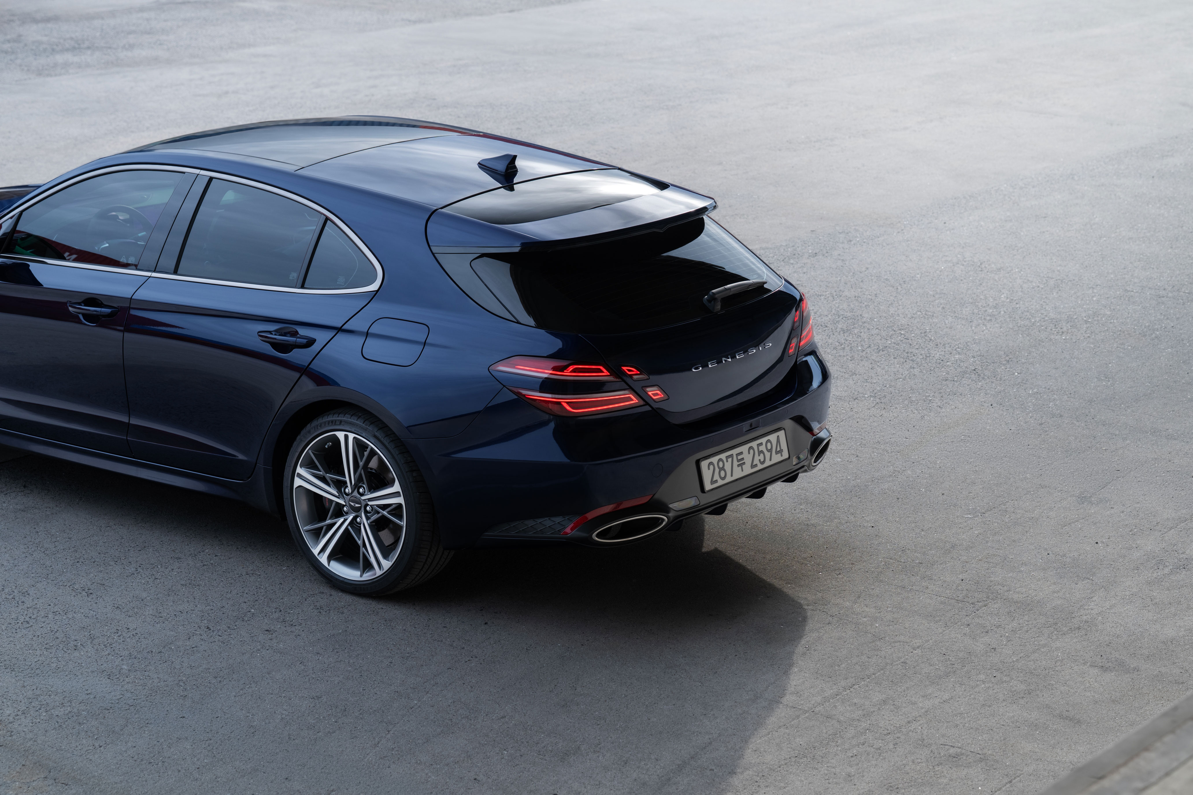 도로 위에 정차한 제네시스 G70 슈팅브레이크 차량의 후측면