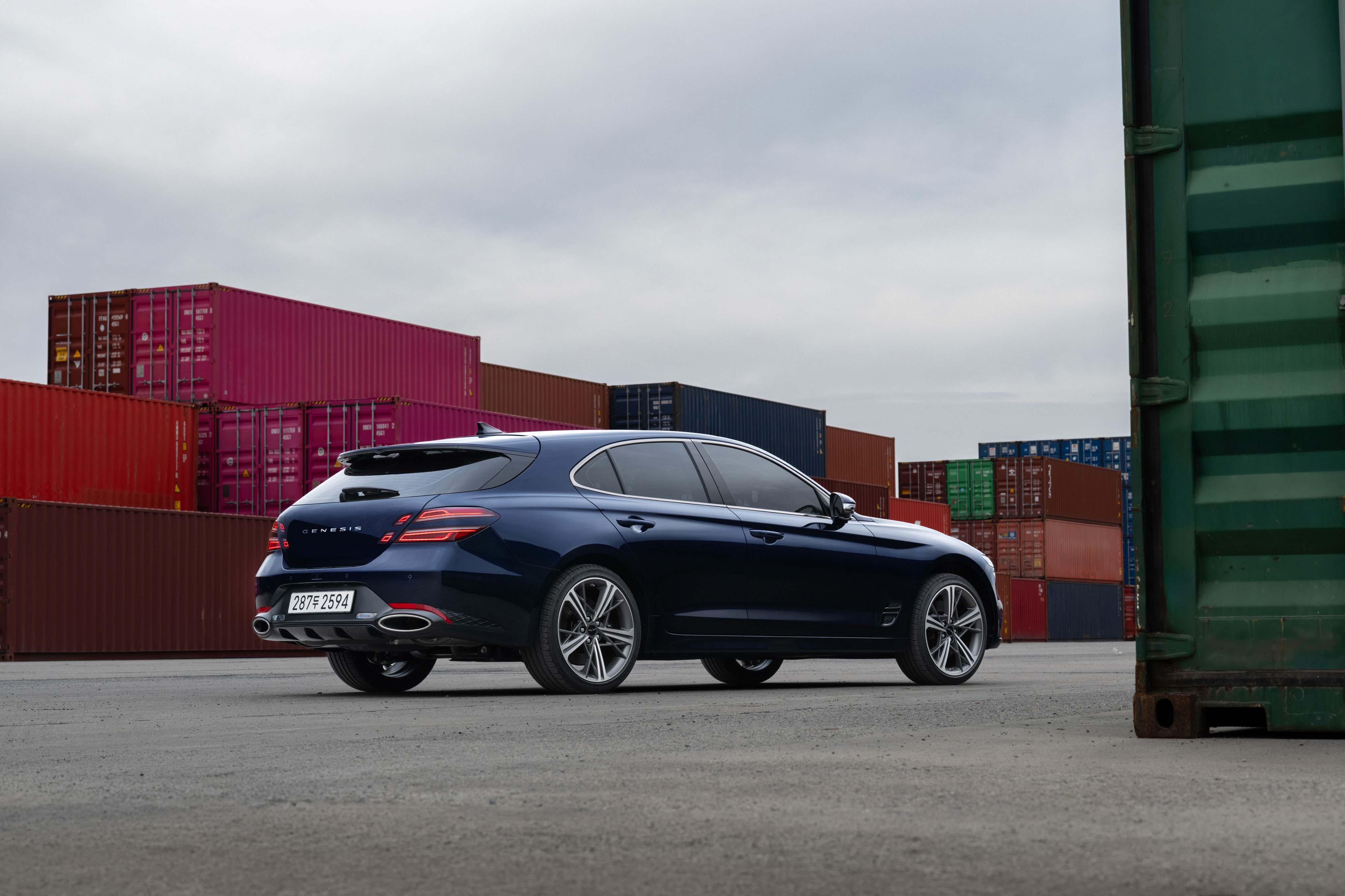 A presence that adapts, yet remains distinct. The G70 Shooting Brake carries a distinctive character across every setting. (2)