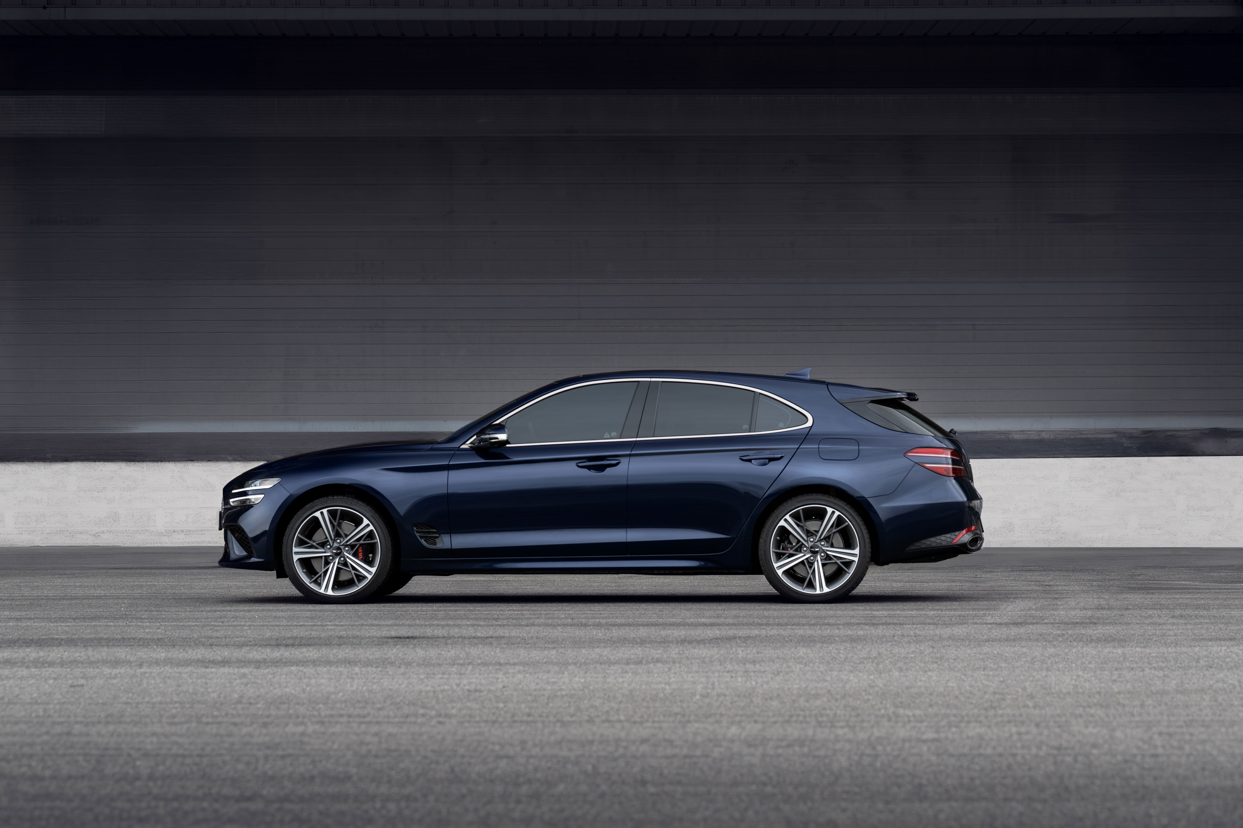 A presence that adapts, yet remains distinct. The G70 Shooting Brake carries a distinctive character across every setting. (3)