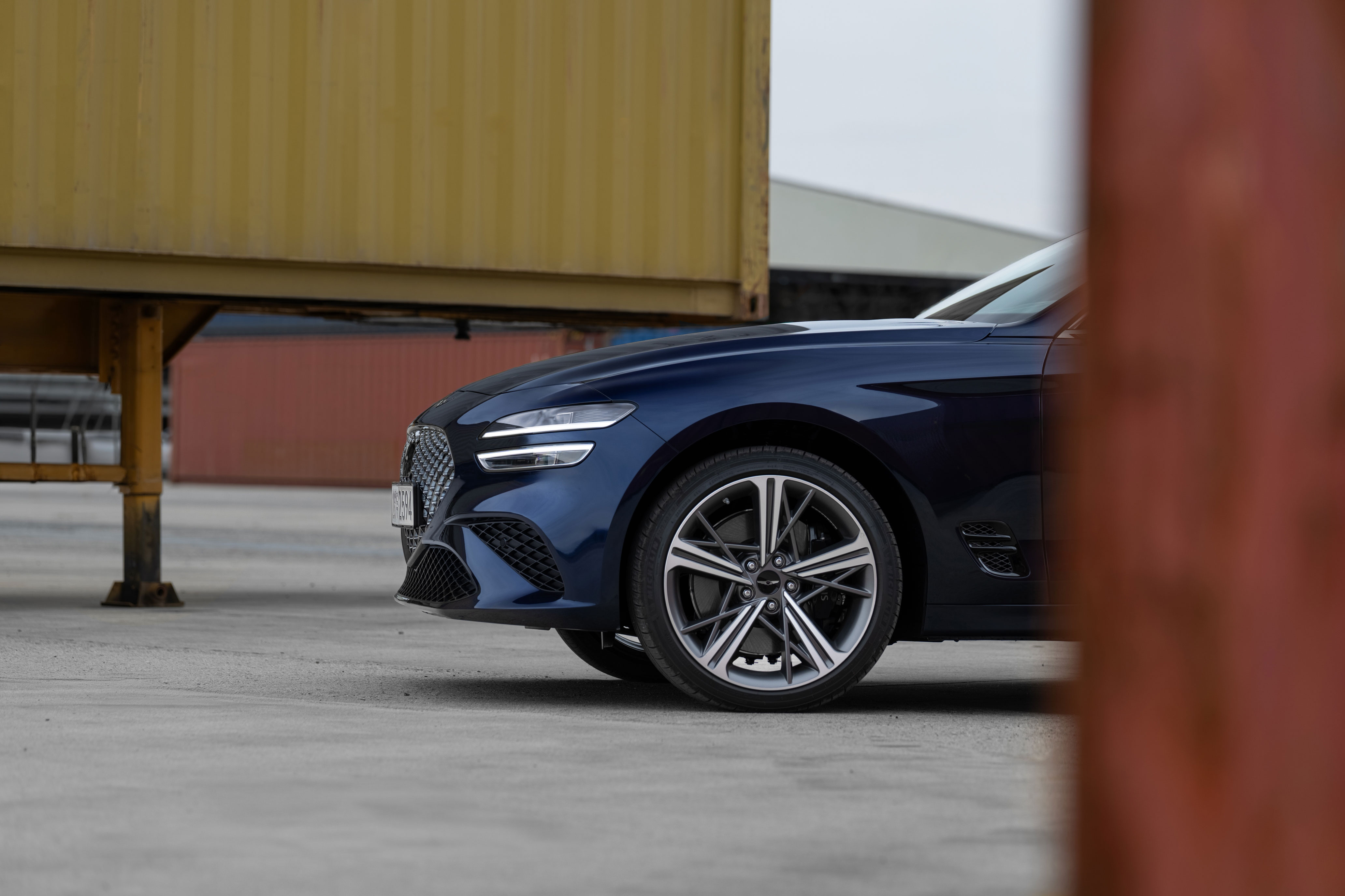 A presence that adapts, yet remains distinct. The G70 Shooting Brake carries a distinctive character across every setting. (4)