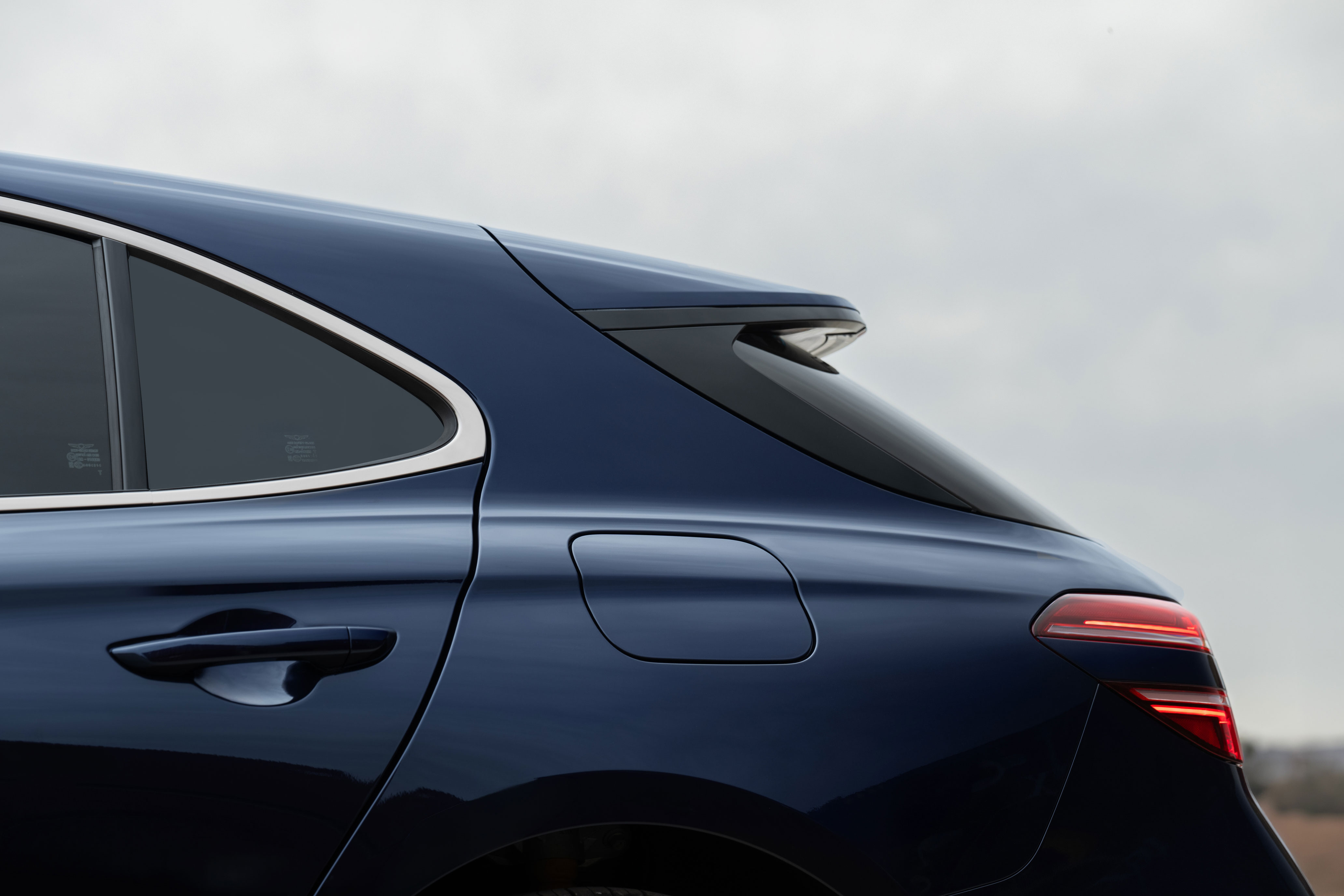 A presence that adapts, yet remains distinct. The G70 Shooting Brake carries a distinctive character across every setting. (8)