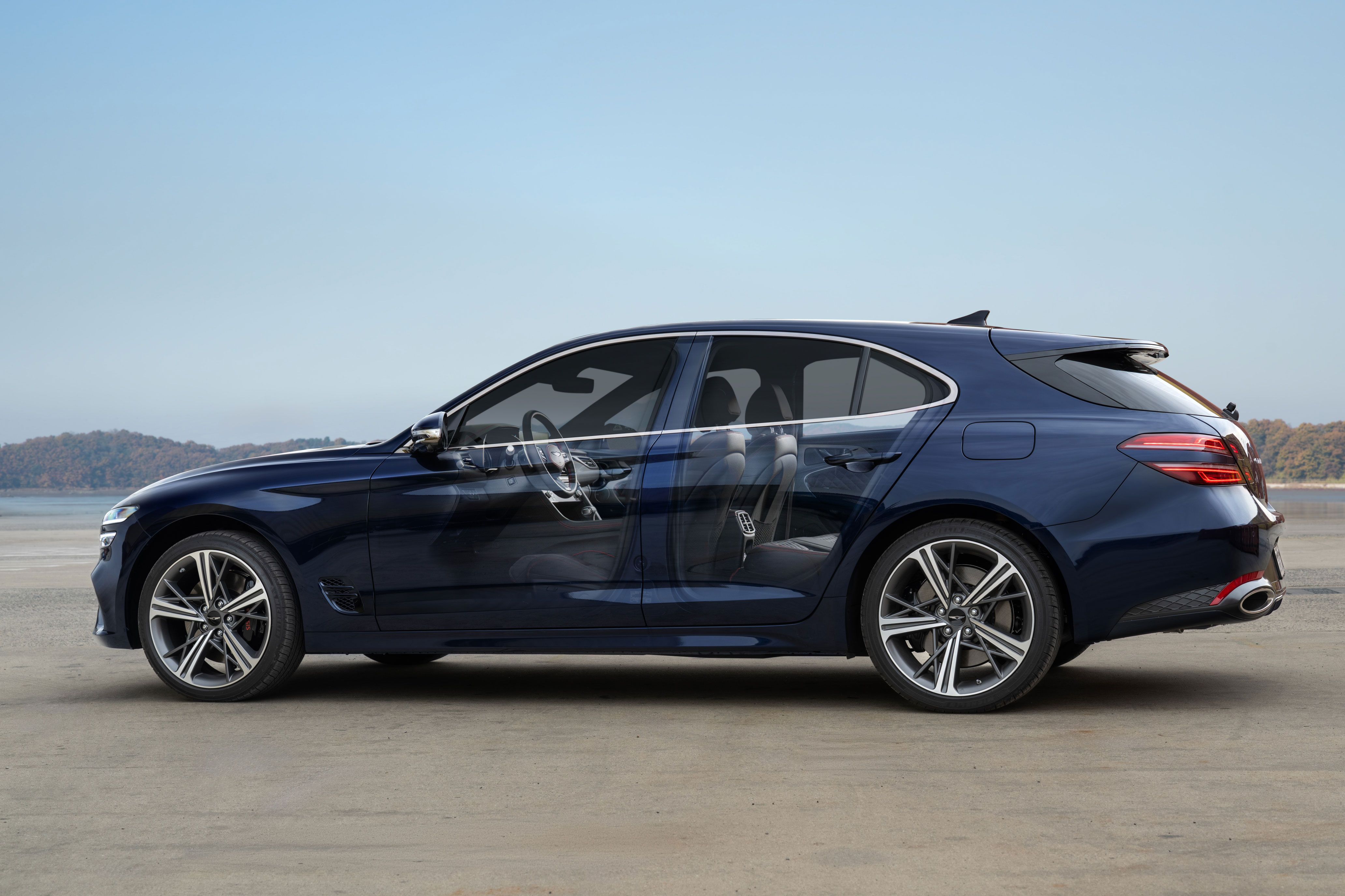 A presence that adapts, yet remains distinct. The G70 Shooting Brake carries a distinctive character across every setting. (11)