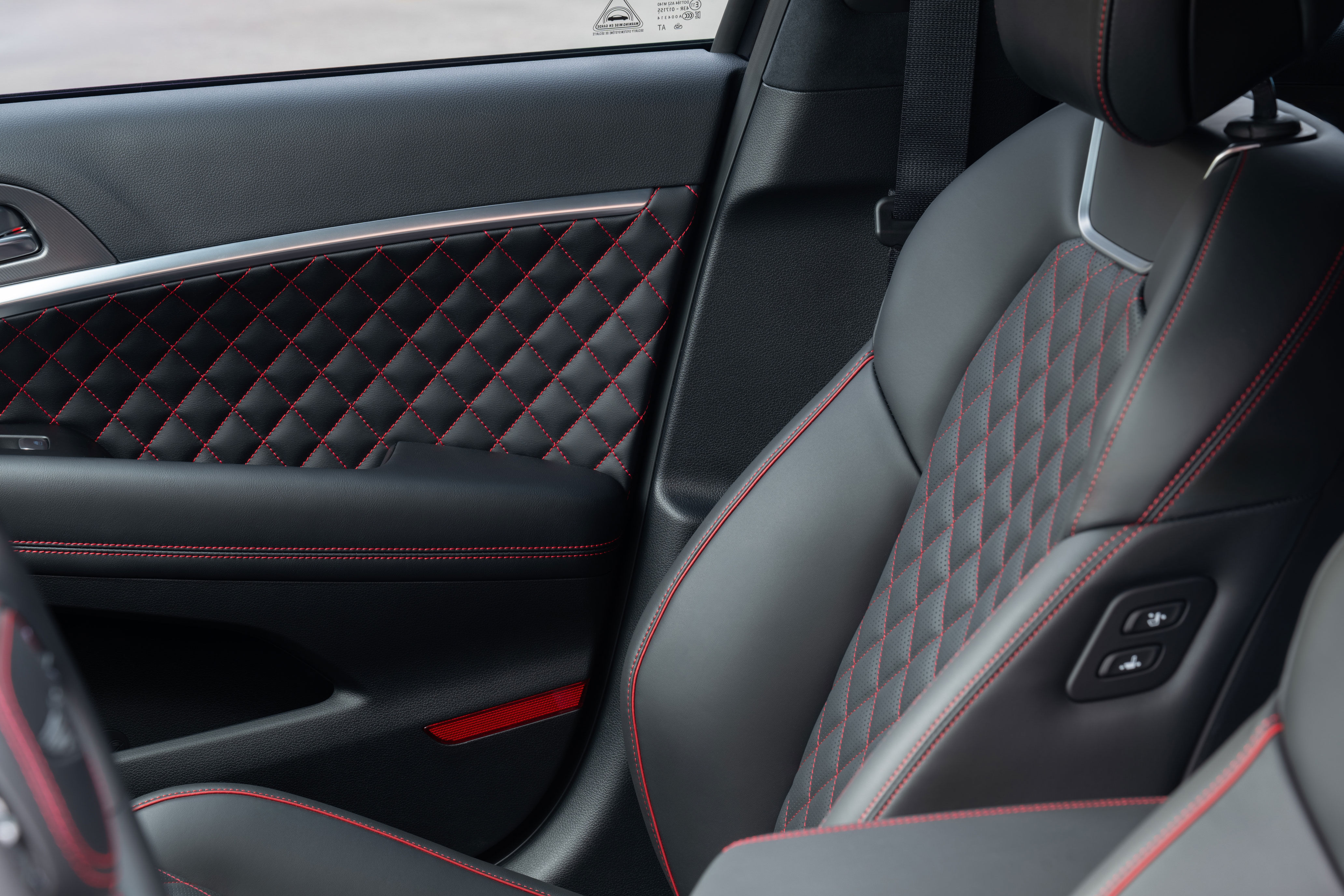 A presence that adapts, yet remains distinct. The G70 Shooting Brake carries a distinctive character across every setting. (12)