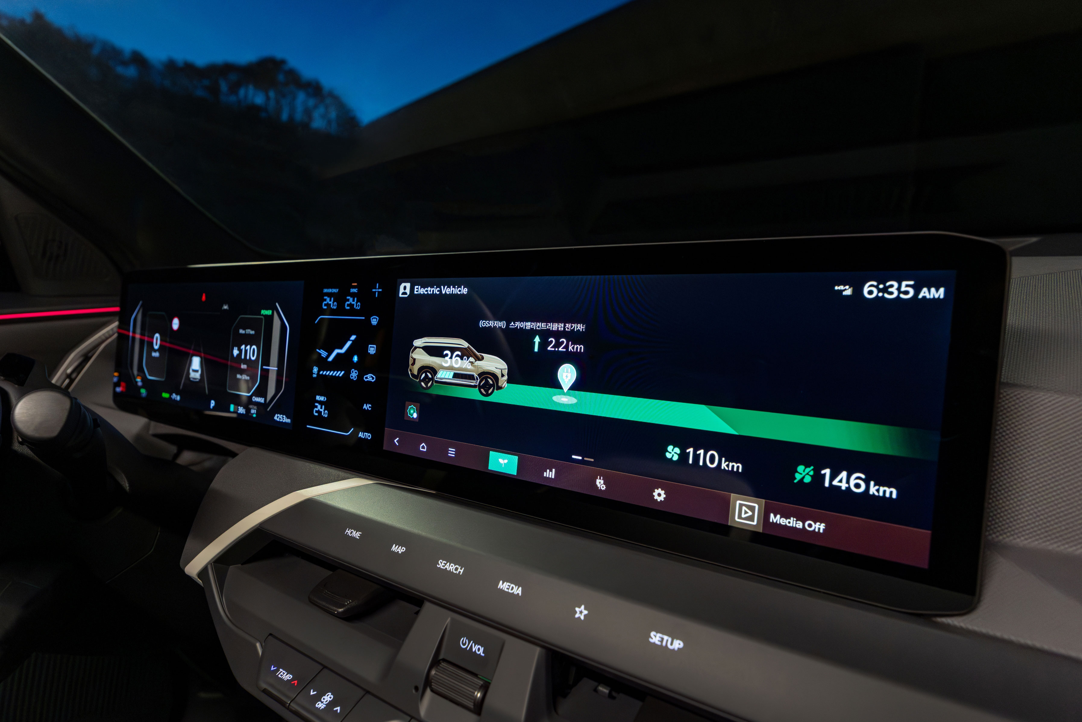 기아 EV5 GT-Line 차량의 내부 와이드 인터페이스 화면