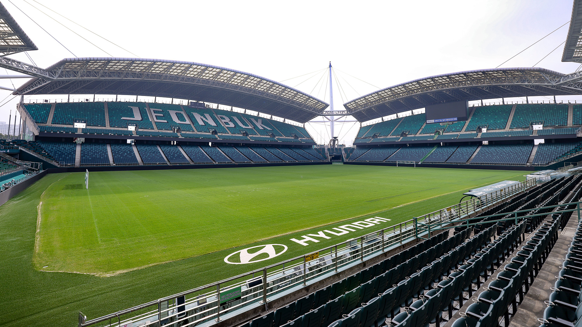 달라진 전주월드컵경기장(전주성), 그라운드 주변 인조잔디 조성