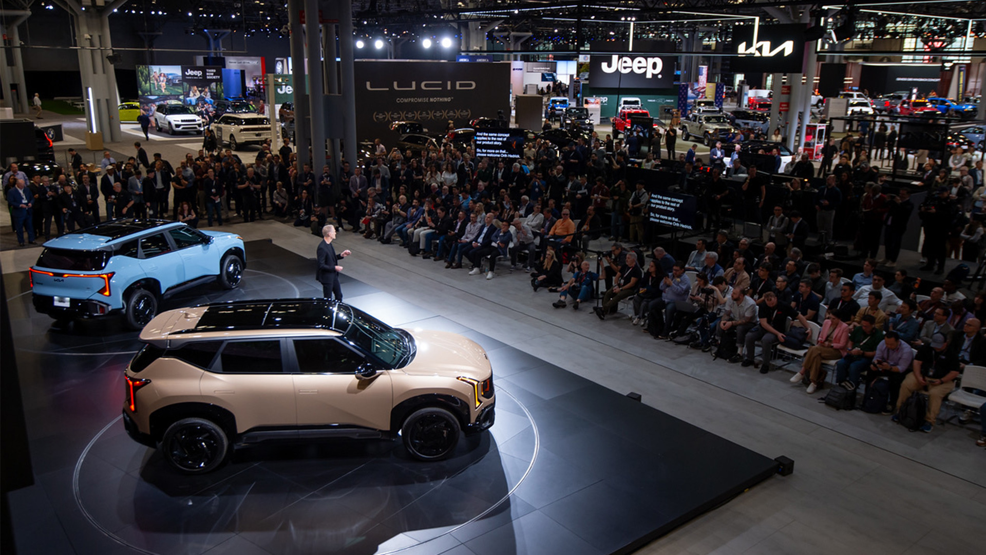 기아 보도발표회 현장 모습(발표자는 커트 칼 기아 미국 디자인센터 수석 디자이너)