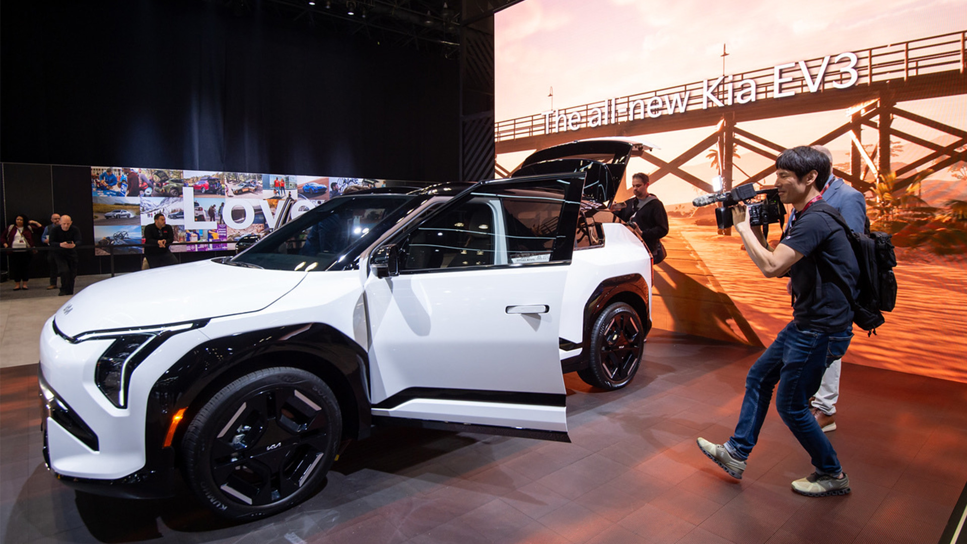 2026 뉴욕 국제 오토쇼 현장에 전시된 EV3 GT-Line