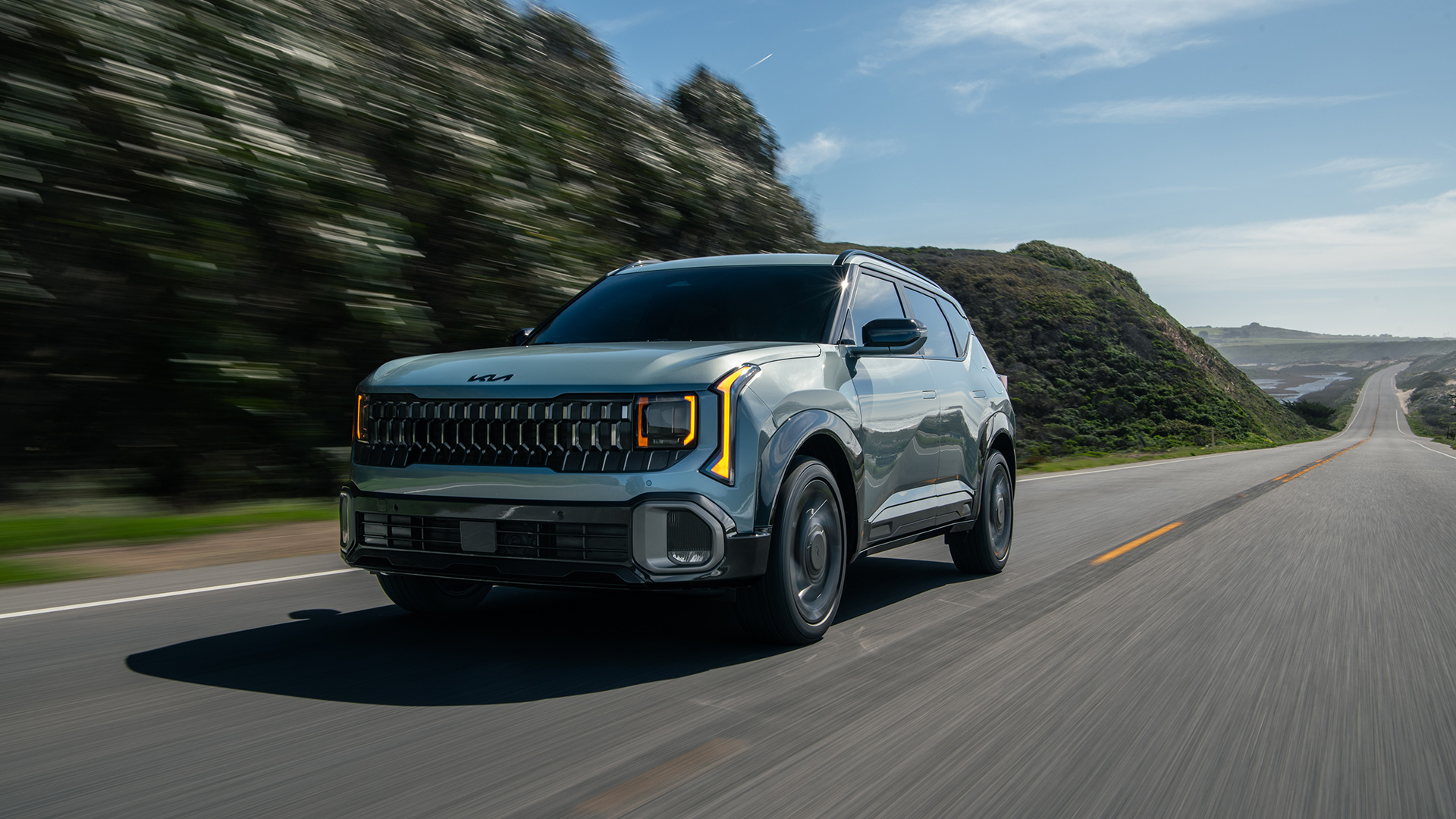 주행 중인 셀토스 하이브리드 모습