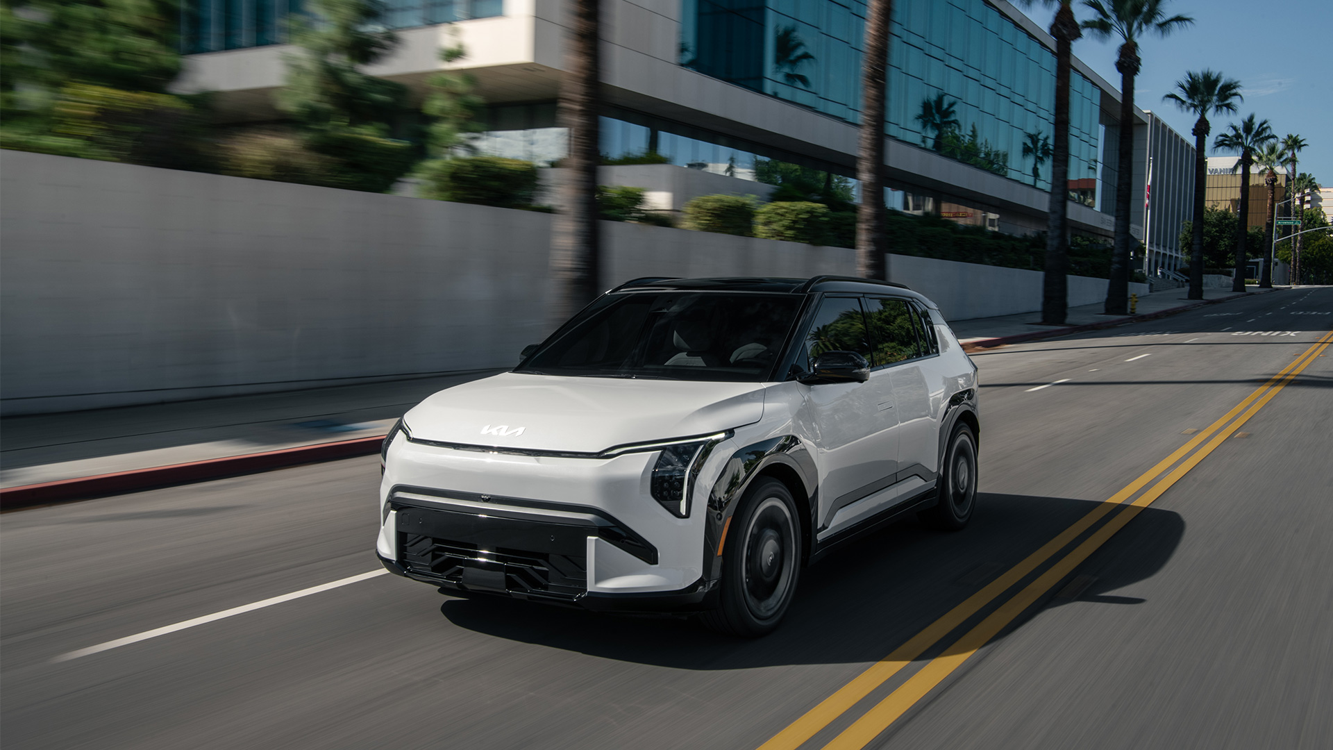 주행 중인 EV3 GT-Line 모습