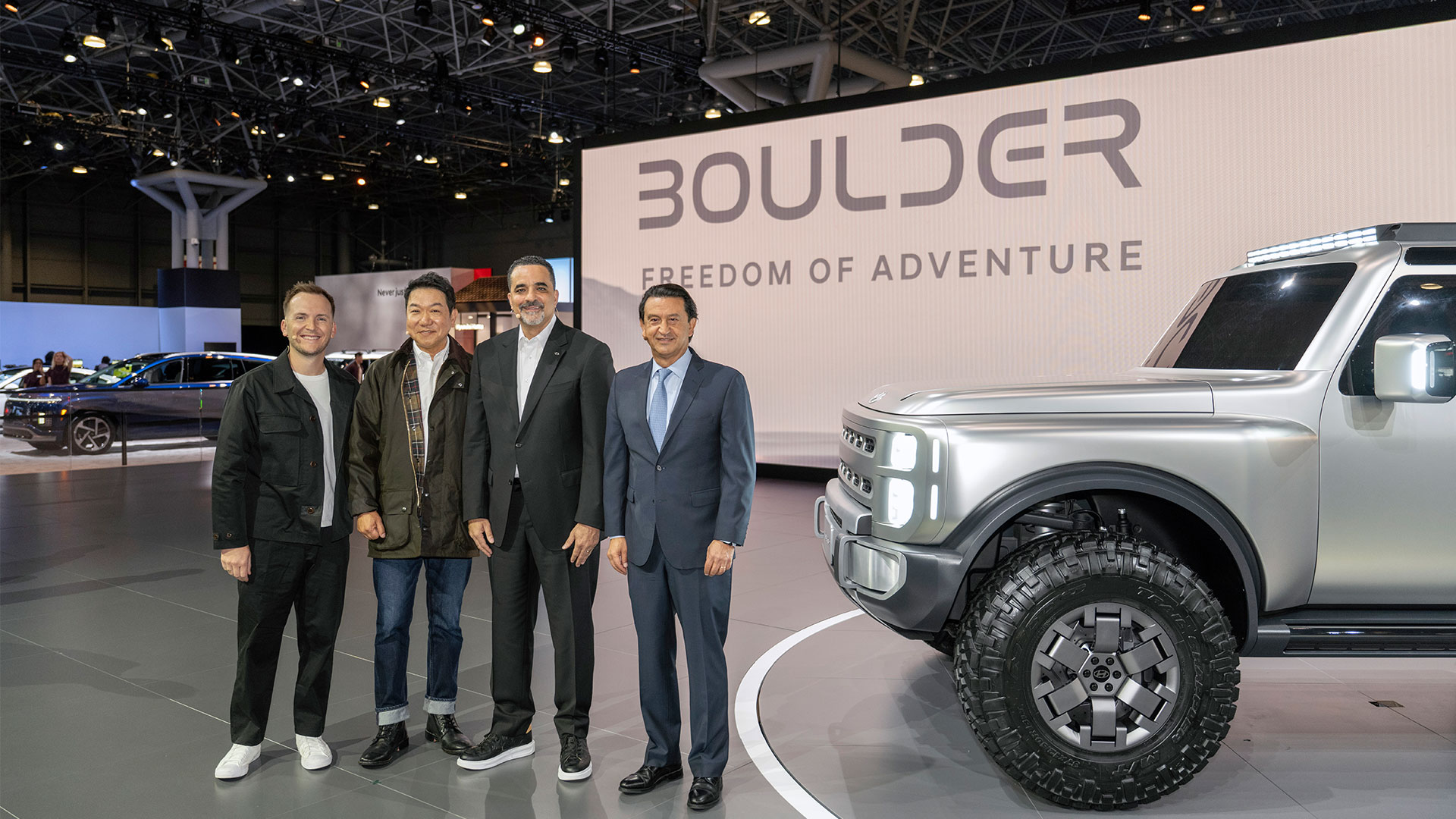 (왼쪽부터) 브래드 아놀드(Brad Arnold) 현대차 미국 디자인센터 치프 디자이너, 이상엽 현대제네시스글로벌디자인담당 부사장, 랜디 파커(Randy Parker) 현대차 북미권역본부 CEO, 호세 무뇨스(José Muñoz) 현대차 대표이사 사장이 기념 촬영을 하는 모습