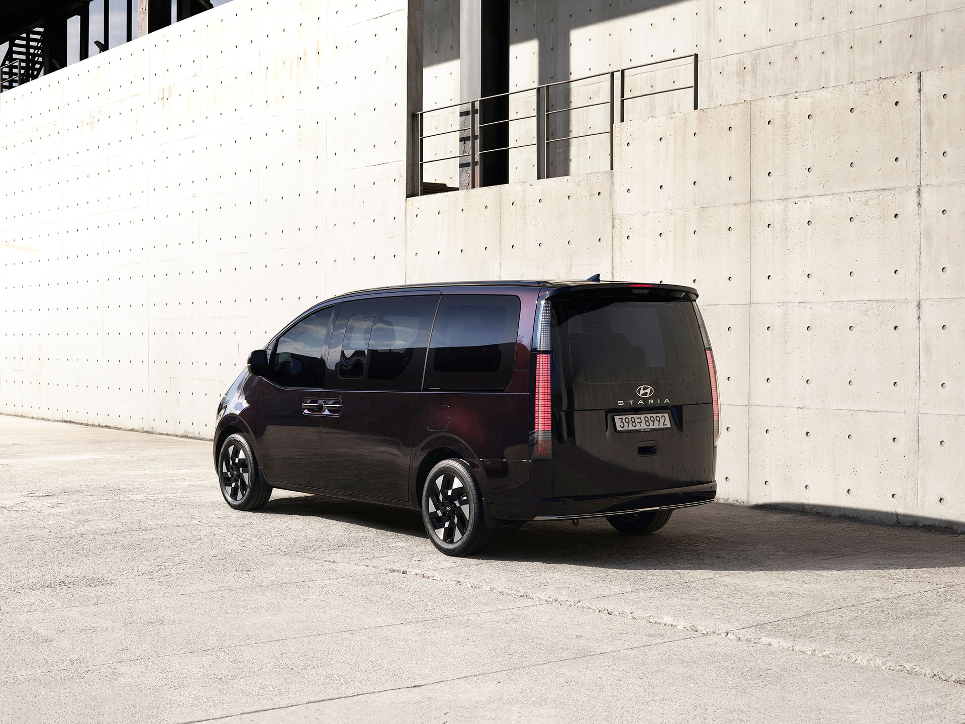 길가에 정차 된 현대자동차 더 뉴 스타리아 차량의 후측면