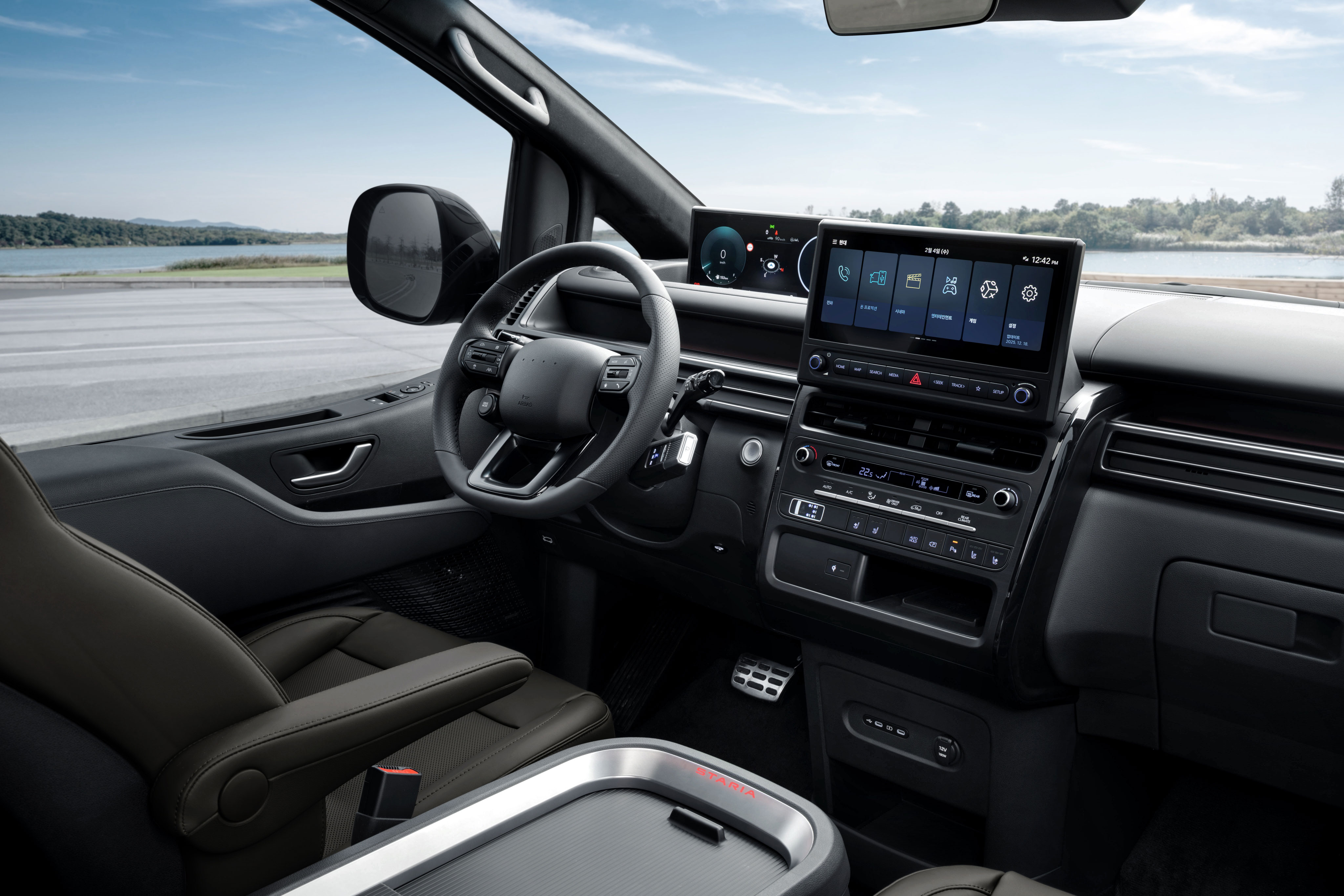 현대자동차 더 뉴 스타리아 차량의 내부