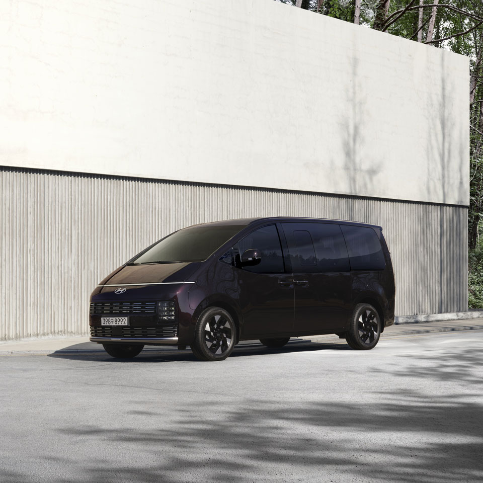 The new STARIA Lounge Hybrid expresses its character through light and form - th