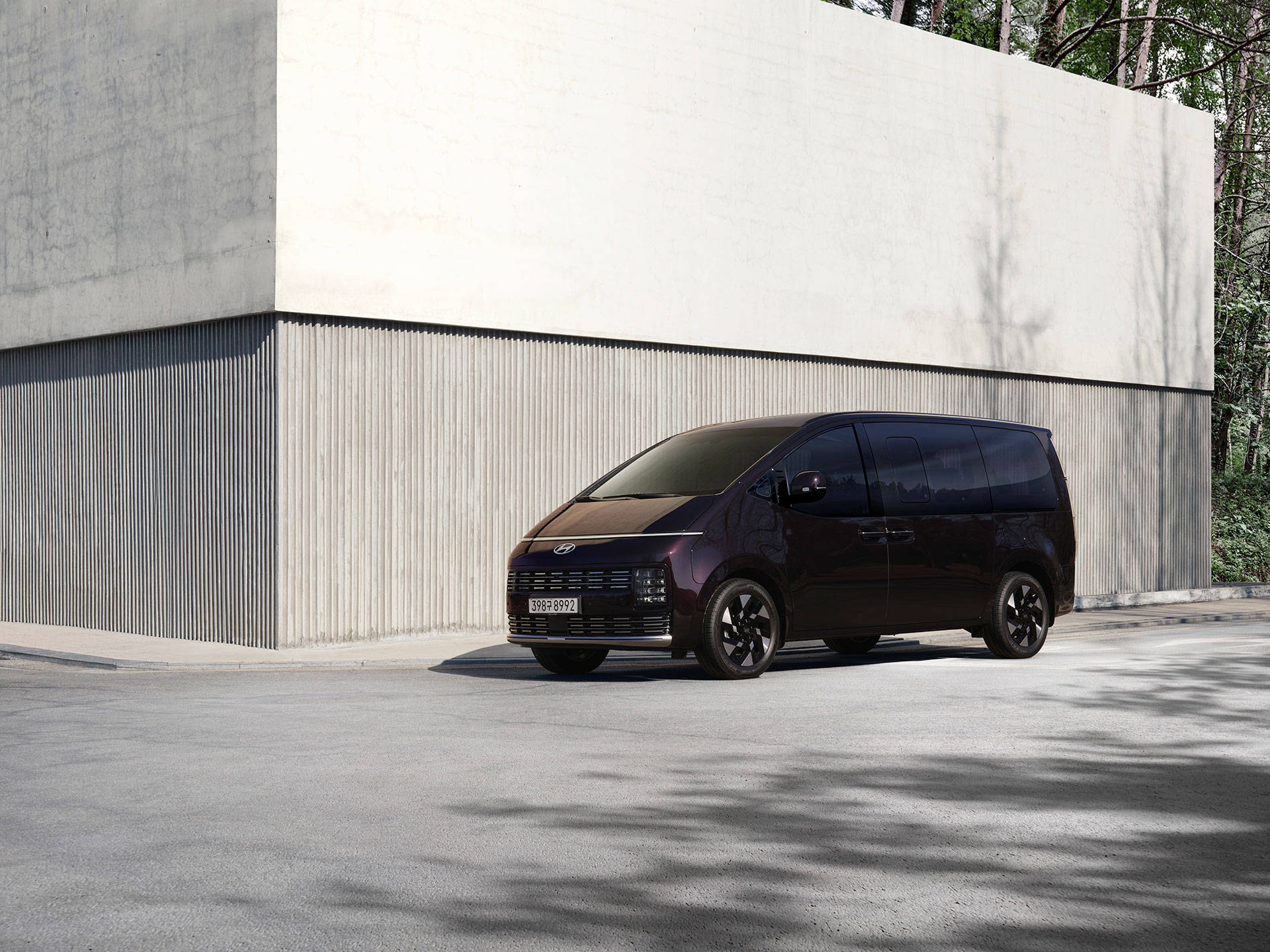 The new STARIA Lounge Hybrid expresses its character through light and form (1)