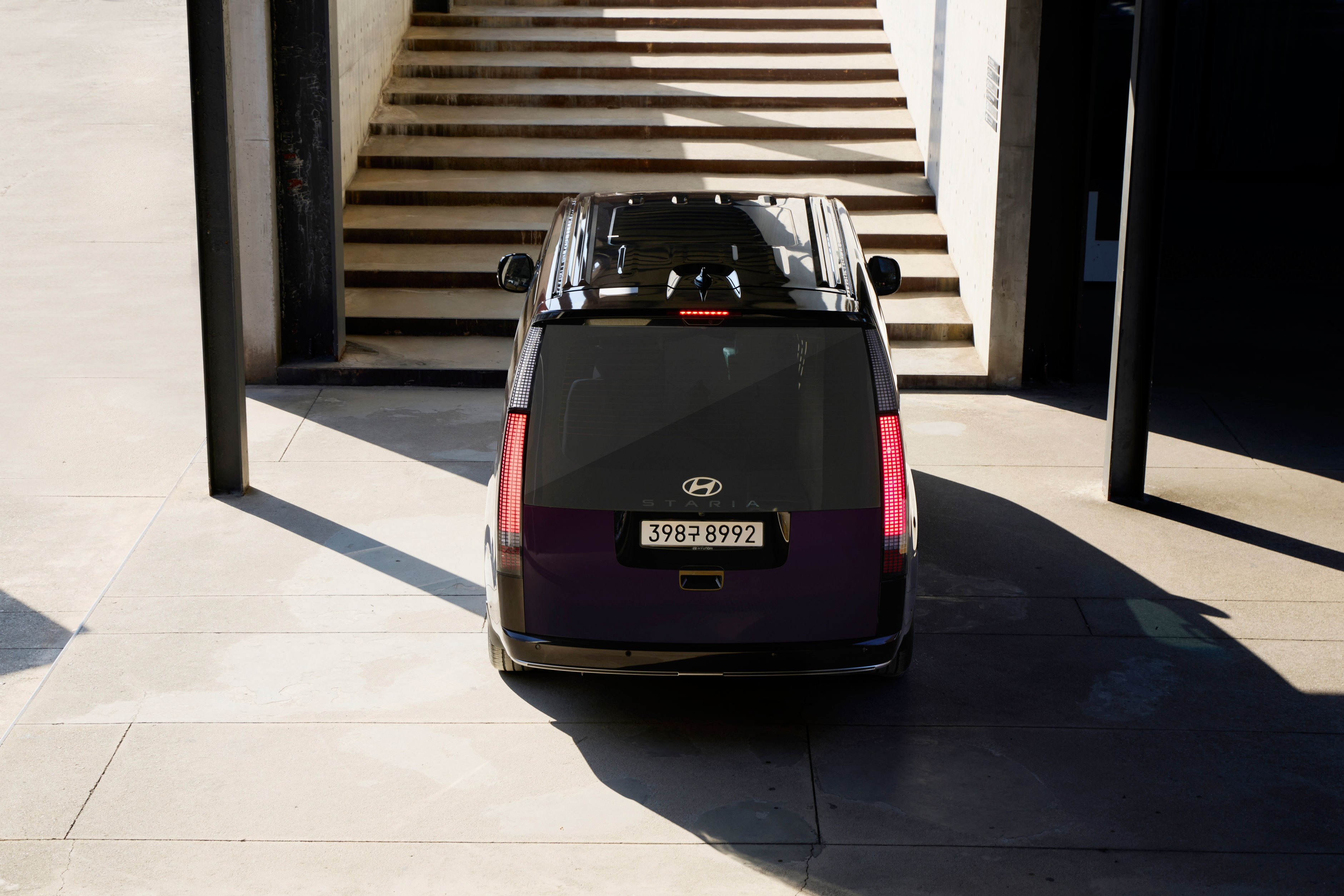 The new STARIA Lounge Hybrid expresses its character through light and form (4)