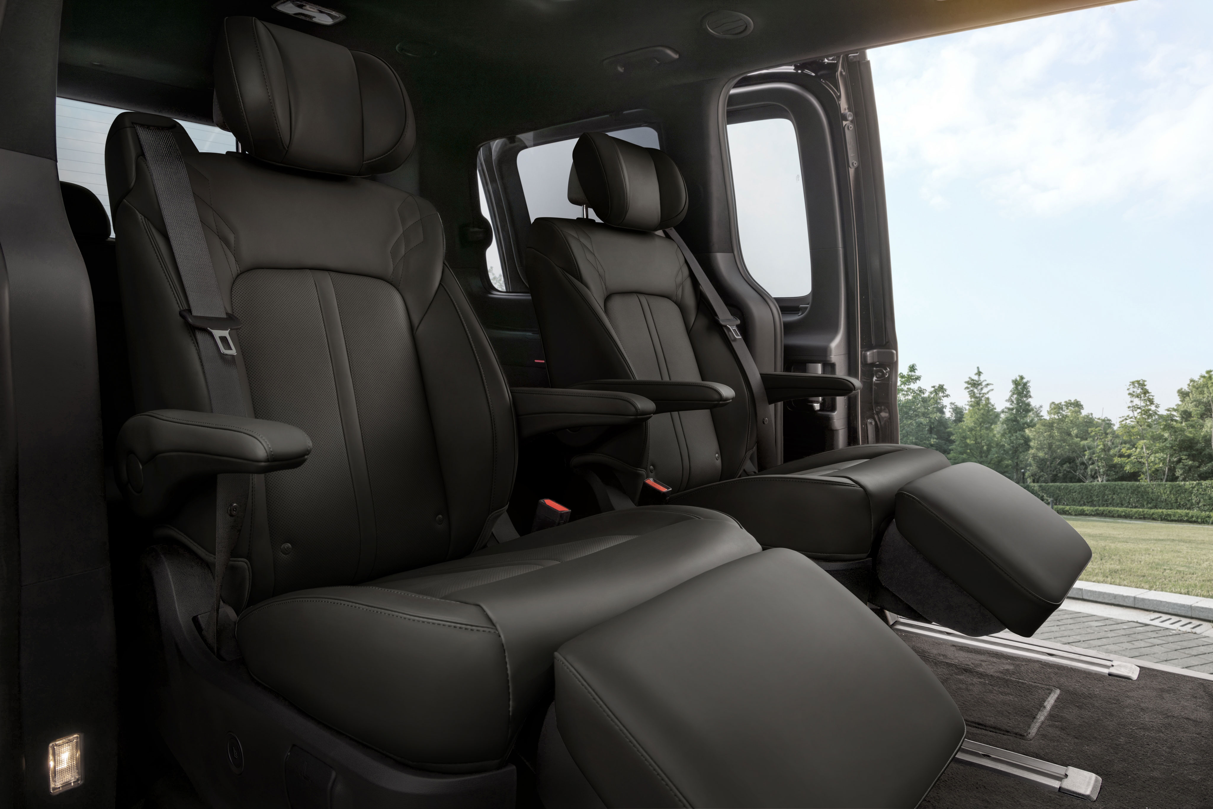 The new STARIA Lounge Hybrid expresses its character through light and form (6)