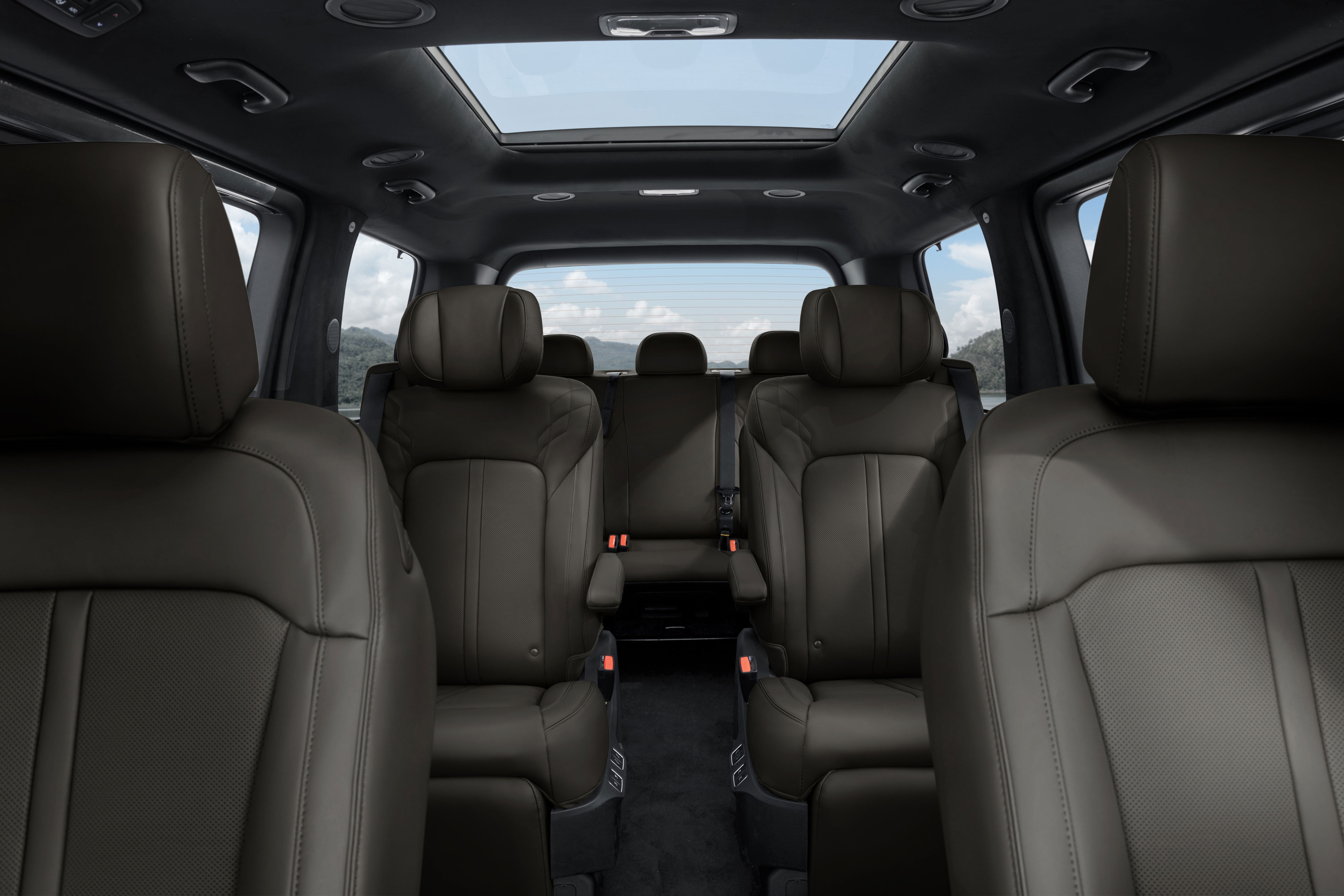 The new STARIA Lounge Hybrid expresses its character through light and form (7)