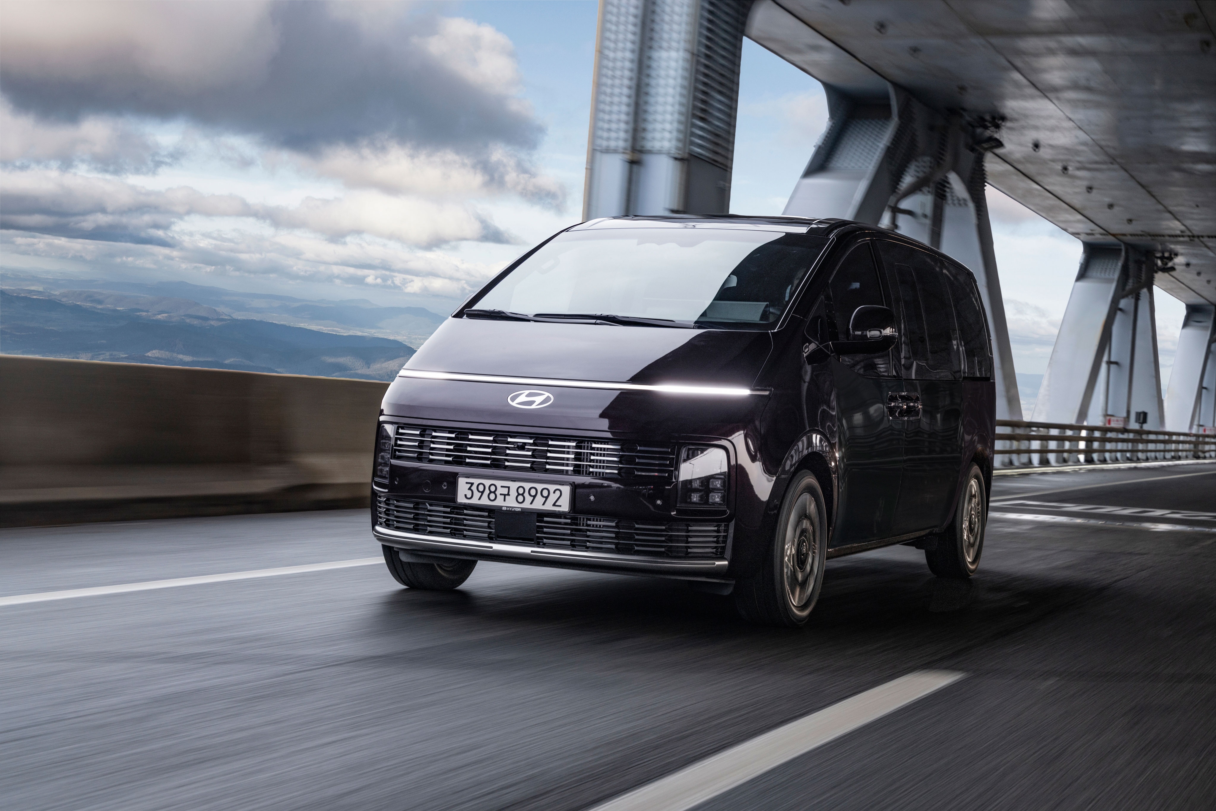 The new STARIA Lounge Hybrid expresses its character through light and form (8)