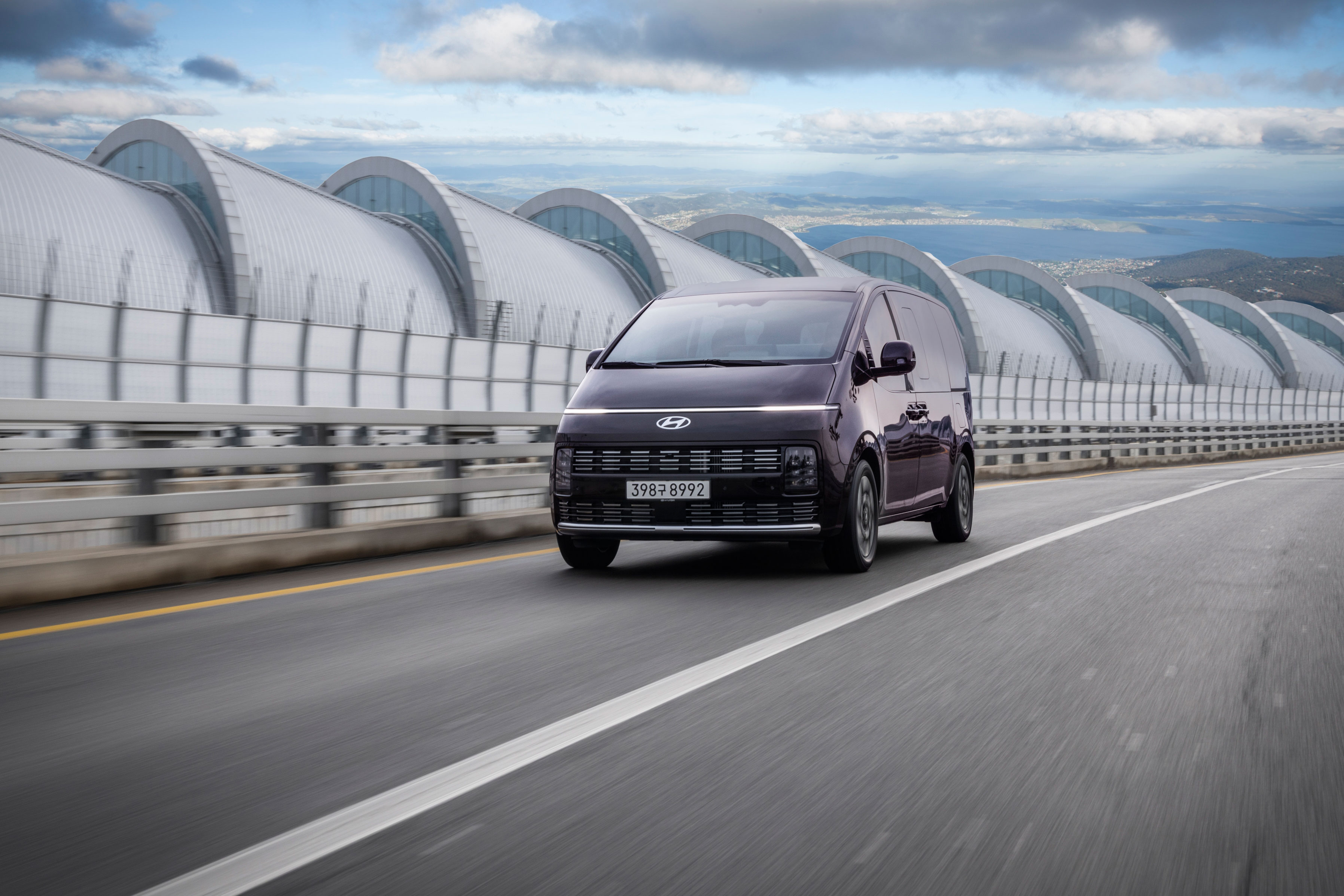 The new STARIA Lounge Hybrid expresses its character through light and form (9)