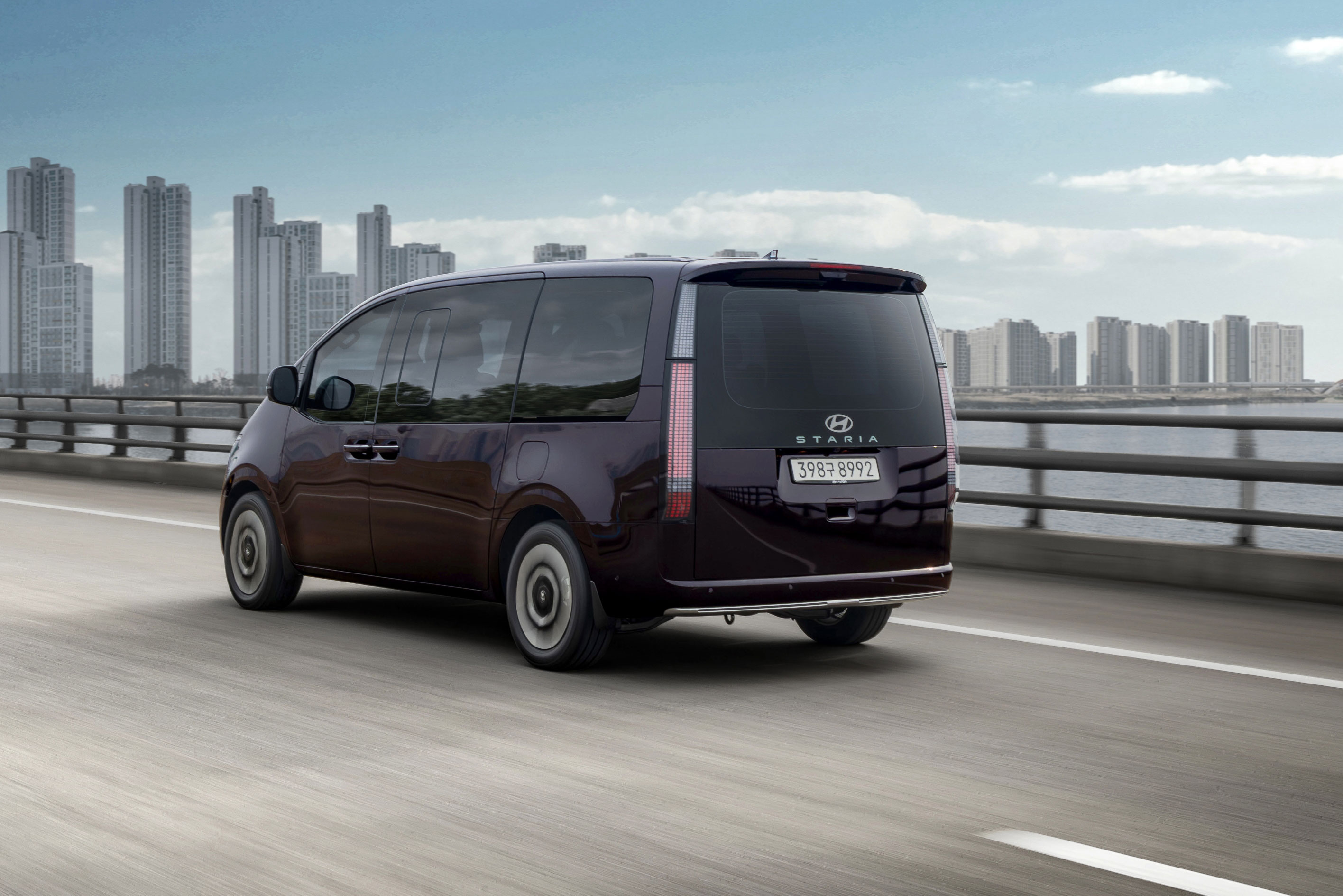 The new STARIA Lounge Hybrid expresses its character through light and form (11)