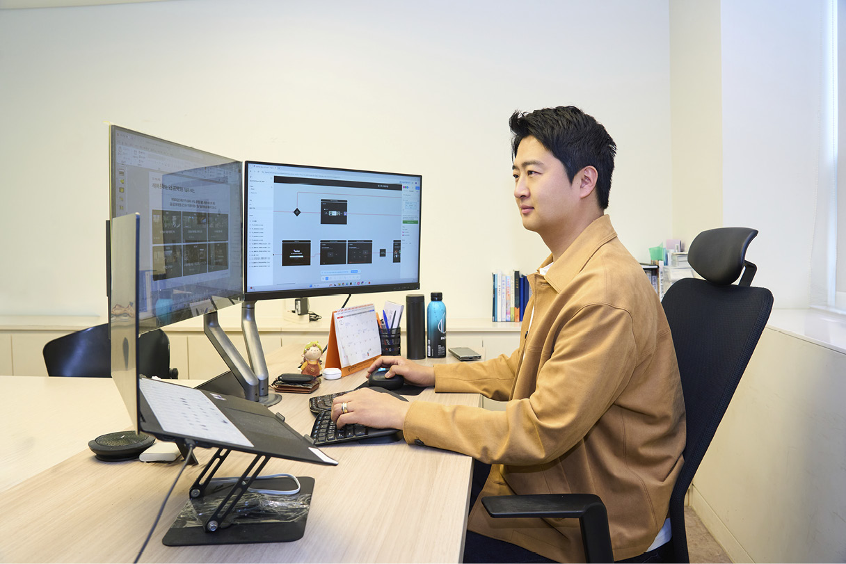 배정진 대표가 근무 중인 모습