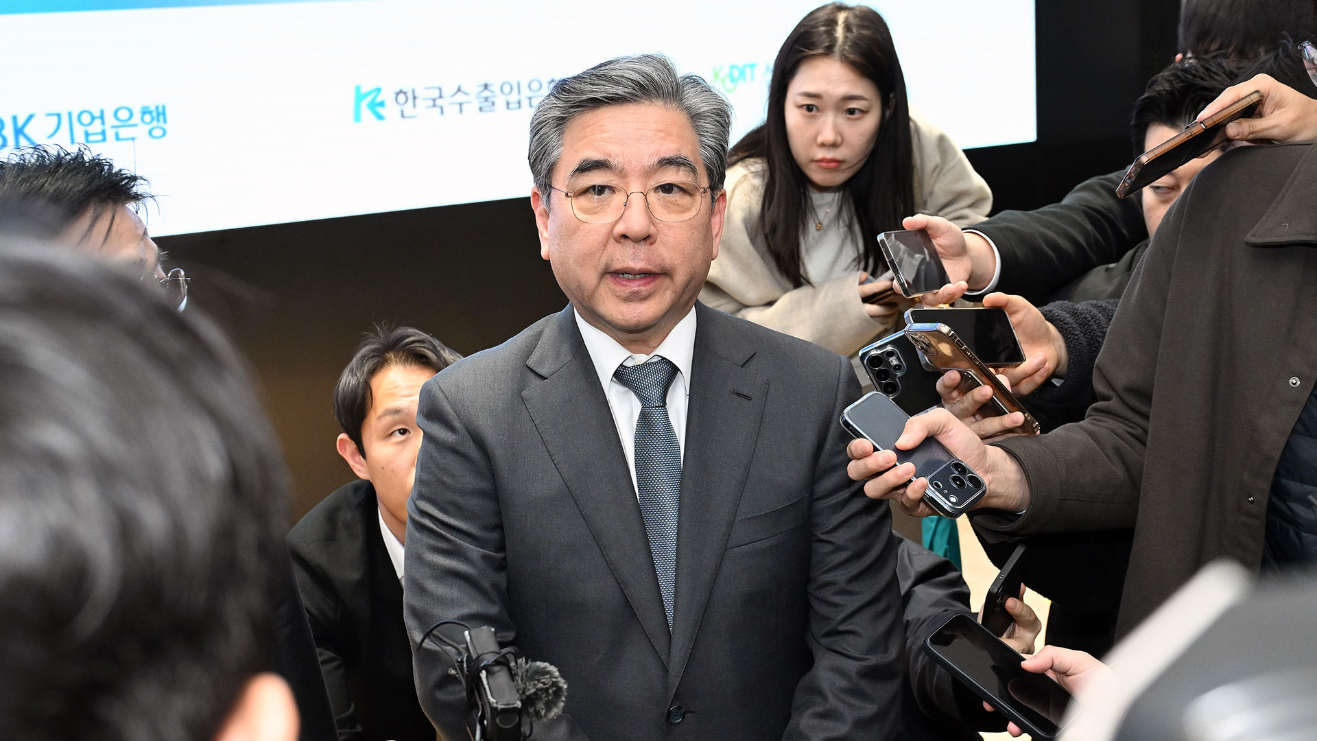 장재훈 현대자동차그룹 부회장이 ‘현대차그룹-정책금융기관 금융지원·협력 MOU’ 행사에서 취재진의 질문에 답하고 있다.