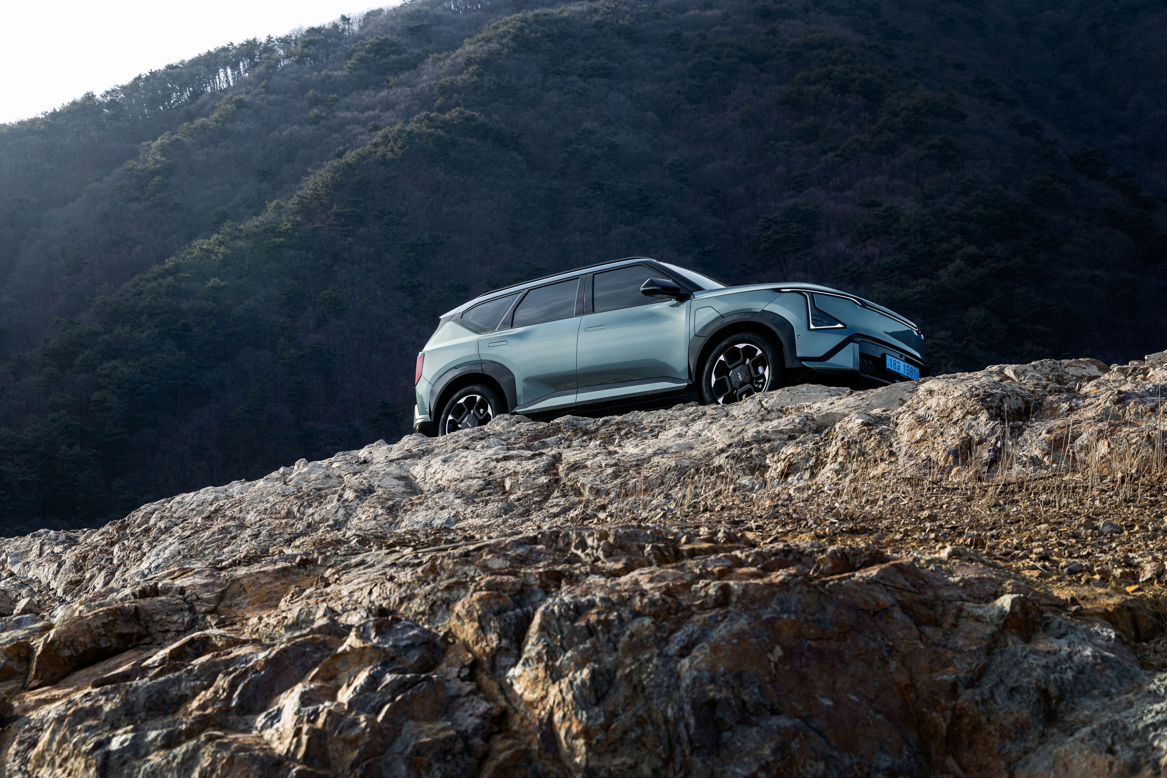 경사면을 오르는 기아 EV5 GT-Line 차량의 측면