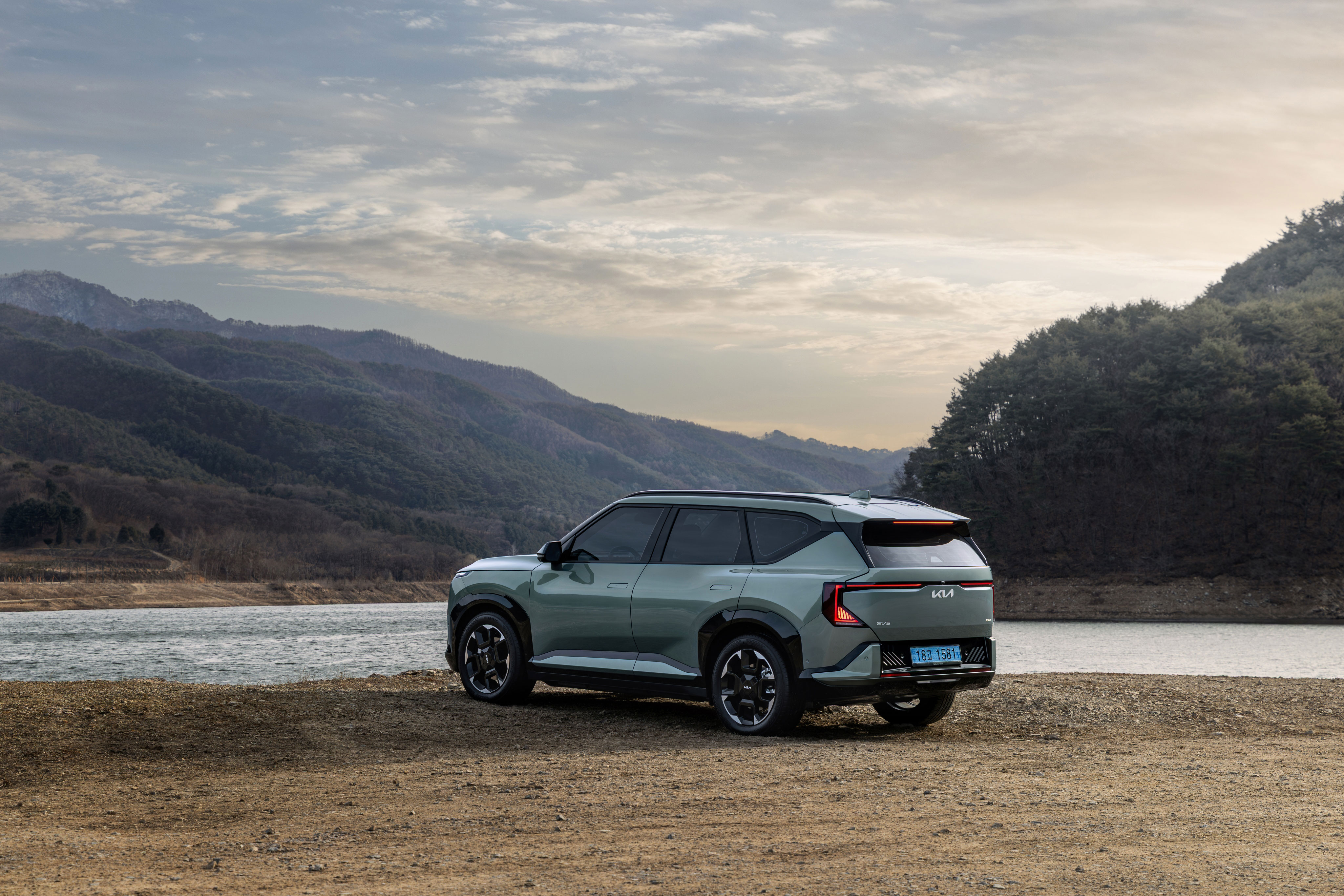 해변 위 기아 EV5 GT-Line 차량의 후측면