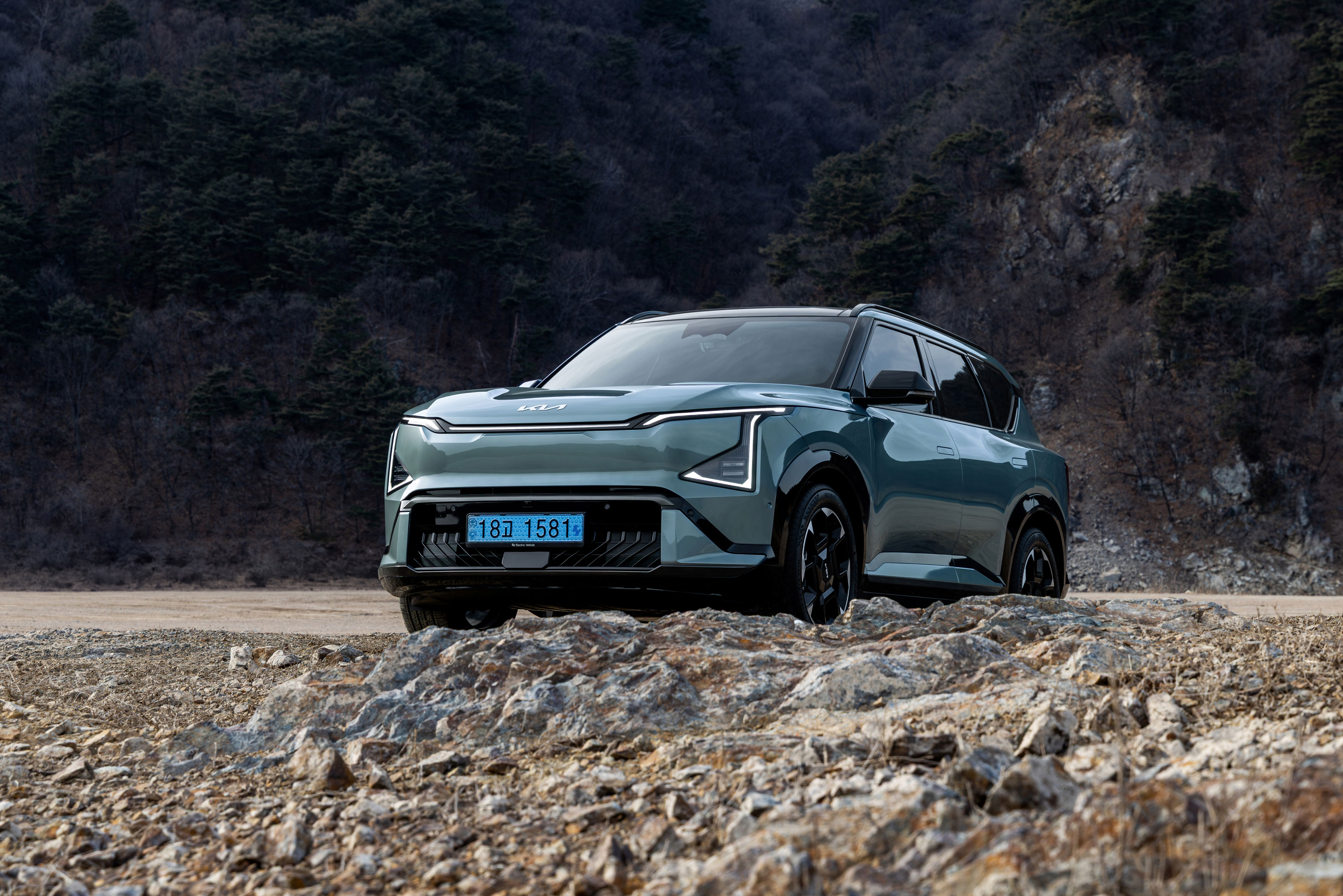 Set against rugged terrain, the Kia EV5 GT-Line stands out with distinctive details and proportions (2)