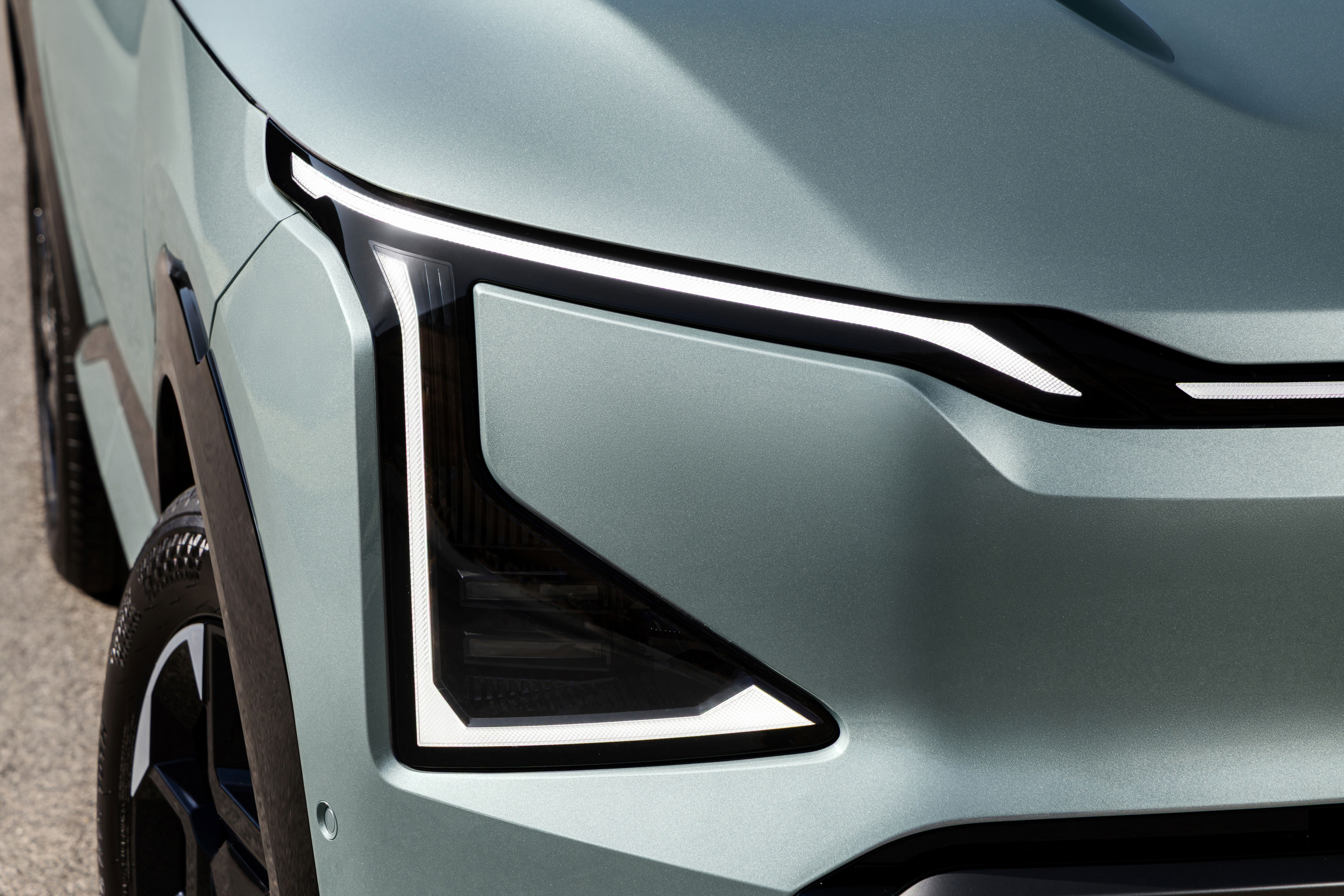 Set against rugged terrain, the Kia EV5 GT-Line stands out with distinctive details and proportions (6)