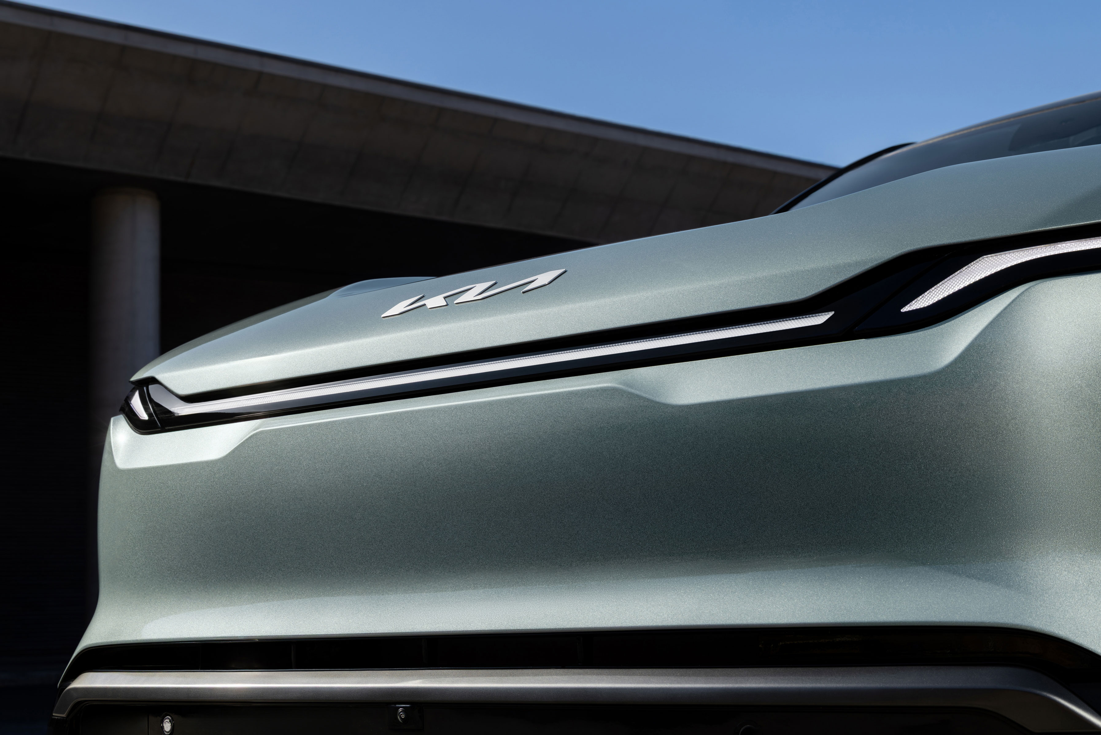 Set against rugged terrain, the Kia EV5 GT-Line stands out with distinctive details and proportions (7)