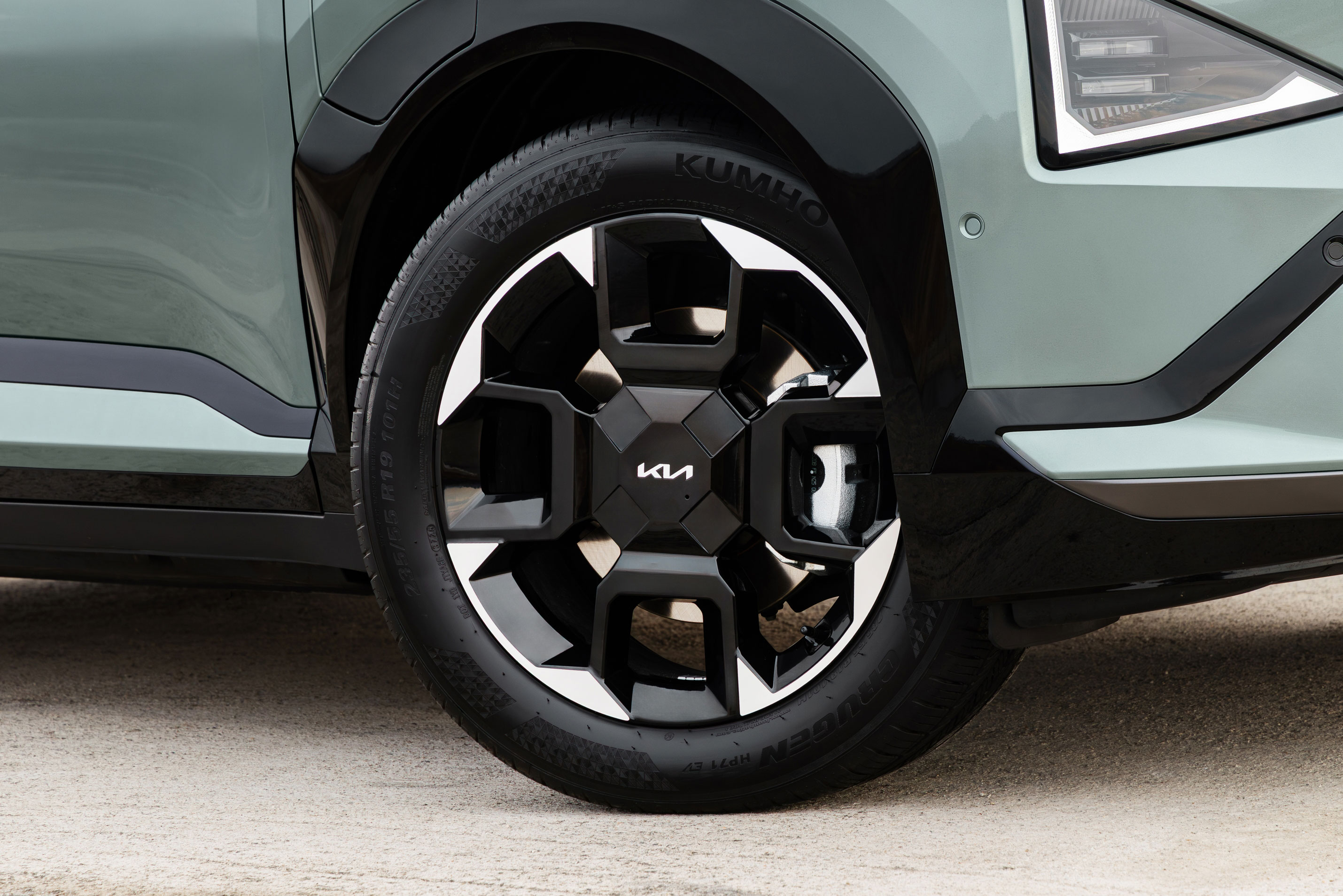 Set against rugged terrain, the Kia EV5 GT-Line stands out with distinctive details and proportions (10)