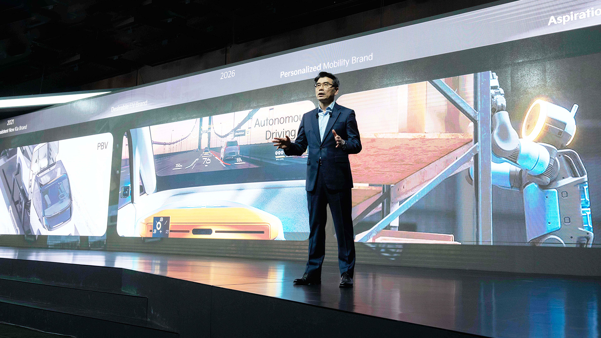 기아 송호성 사장이 ‘2026 CEO 인베스터 데이(CEO Investor Day)’에서 기아의 중장기 사업 전략 등에 대해 설명하고 있다.