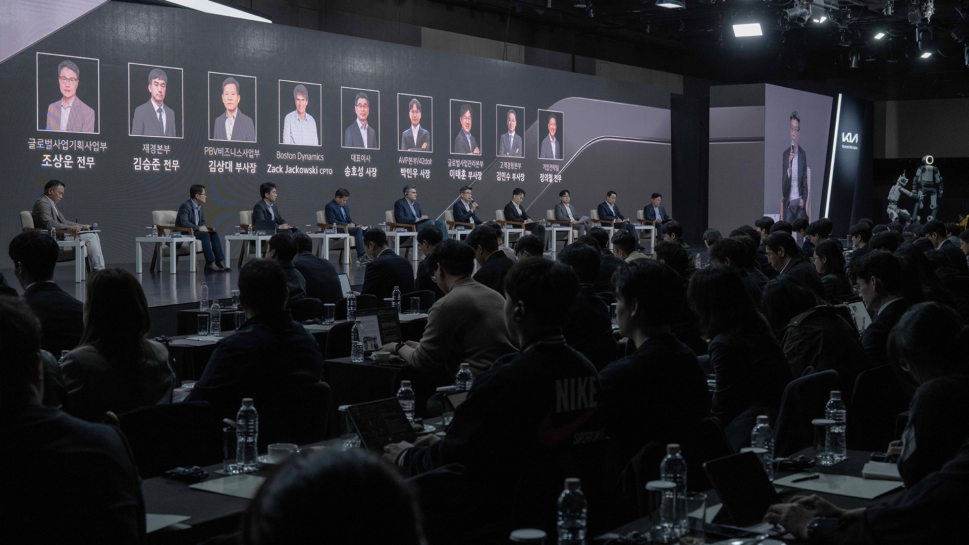 (왼쪽부터) 보스턴다이나믹스 잭 재코우스키(Zachary Jackowski) 아틀라스 개발 총괄, 기아 송호성 사장, 현대자동차∙기아 AVP본부장 박민우 사장