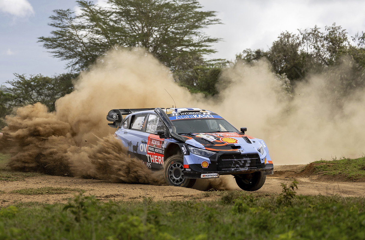 월드 랠리 챔피언십에서 경주 중인 현대 월드랠리팀의 i20 N WRC 경주차의 모습