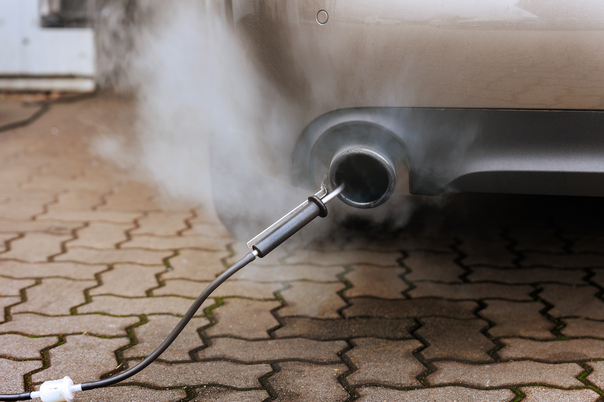 자동차 배출가스 검사 장면