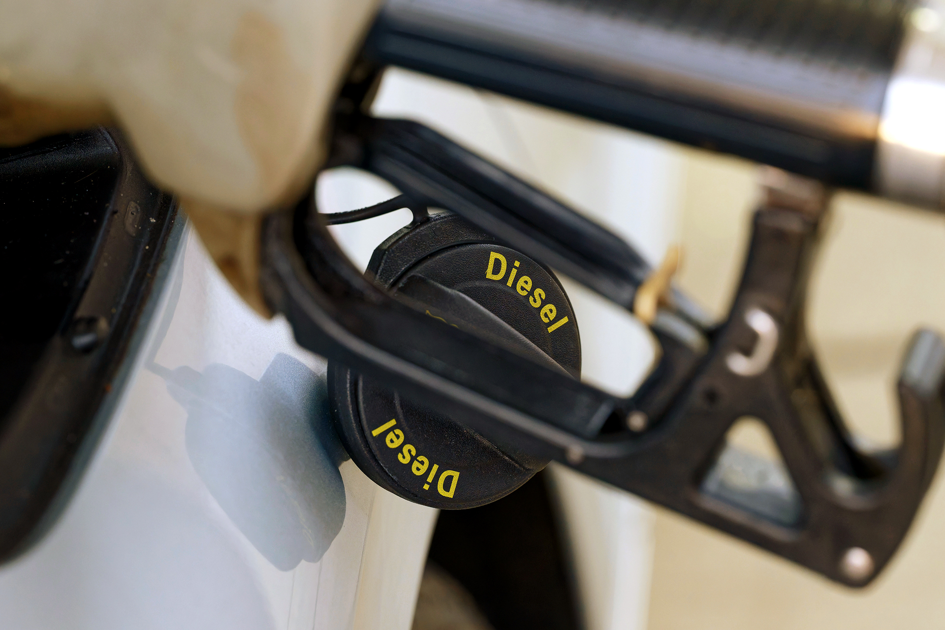 디젤 연료를 넣는 모습