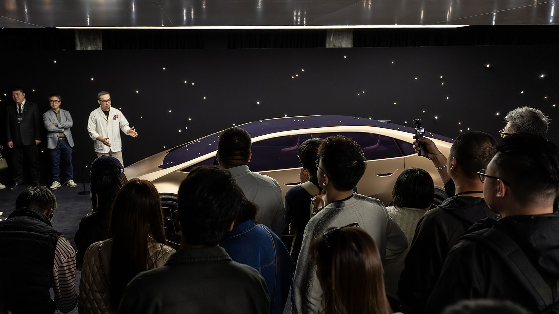 비너스 콘셉트에 대해 설명하고 있는 AVP China 현대디자인팀 원자리 치프 디자이너