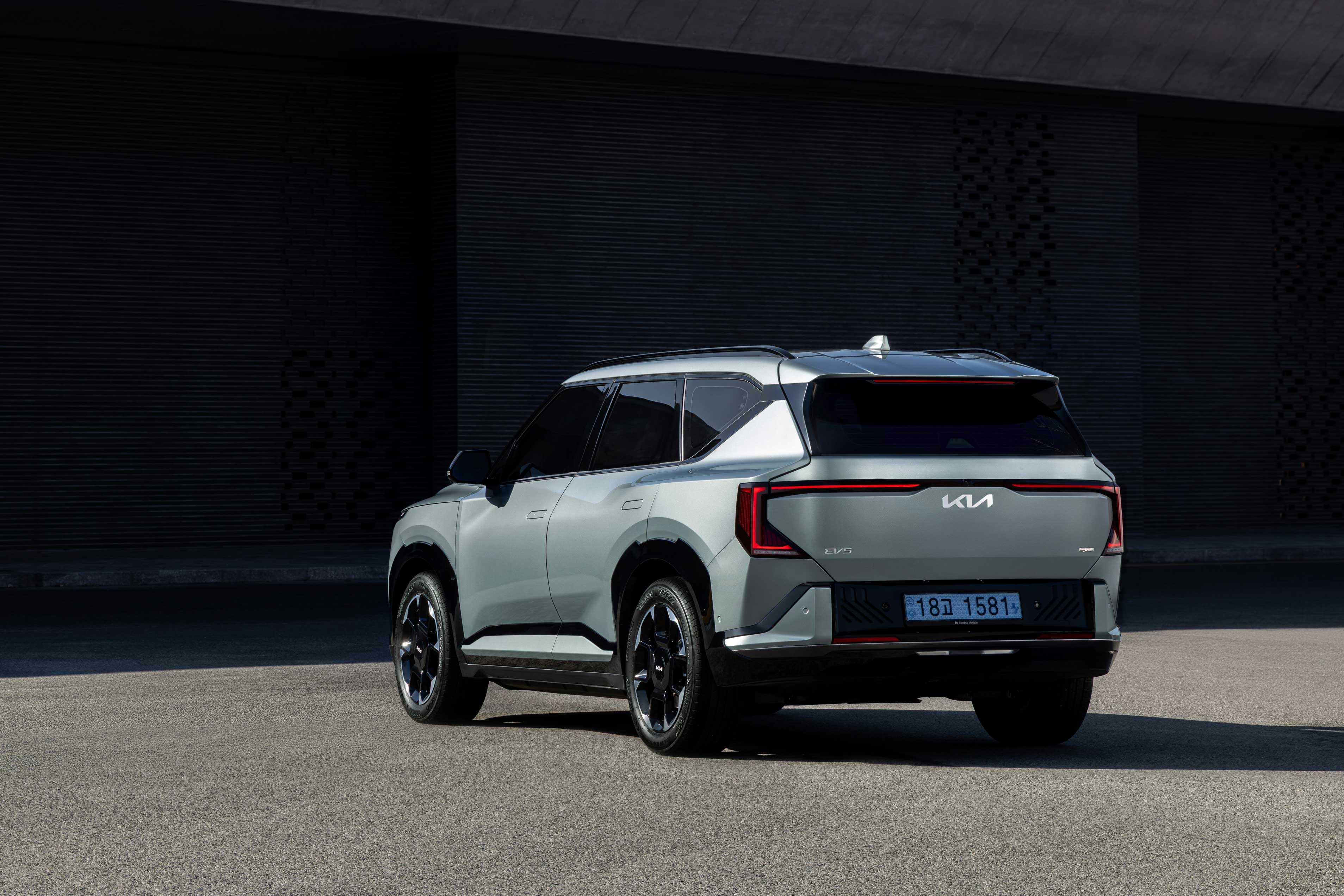 EV5 GT-line 후면 쿼터뷰