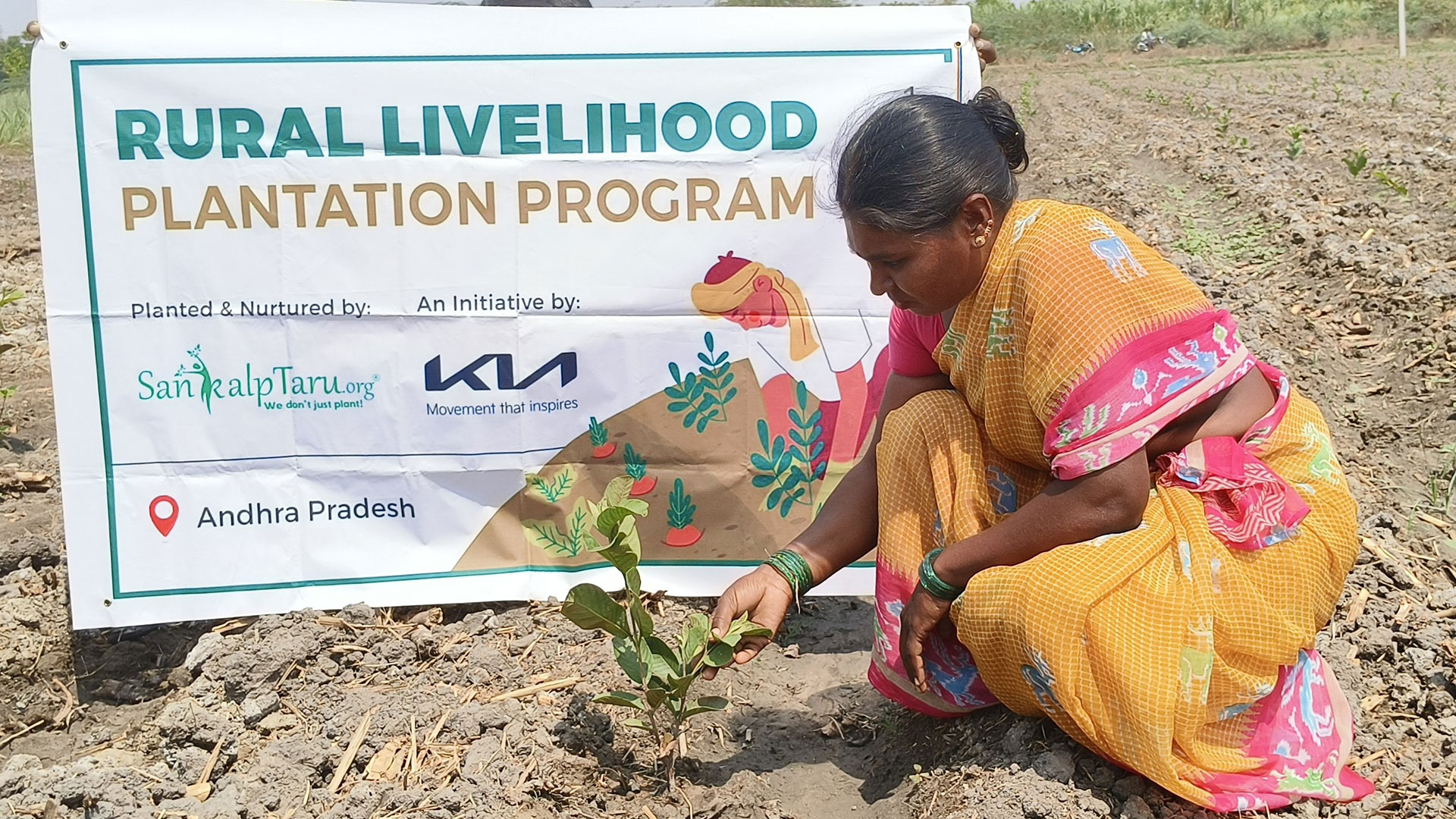 기아가 인도에서 실시한 ‘우파르 캠페인’에 참가한 현지 여성이 황무지에 묘목을 식재하고 있다. [현대자동차그룹 제공]