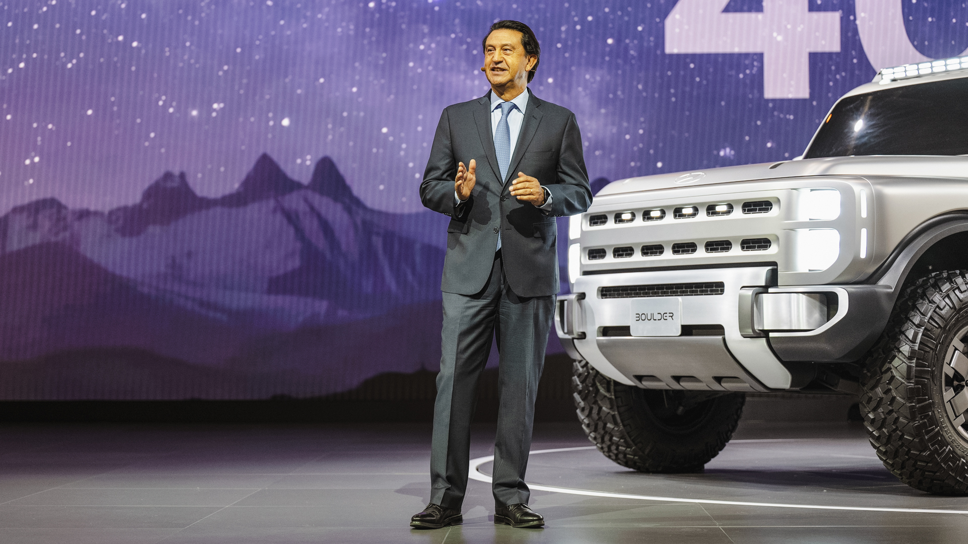 콘셉트카 볼더 앞에서 발표하고 있는 호세 무뇨스 현대차 대표이사 사장의 모습