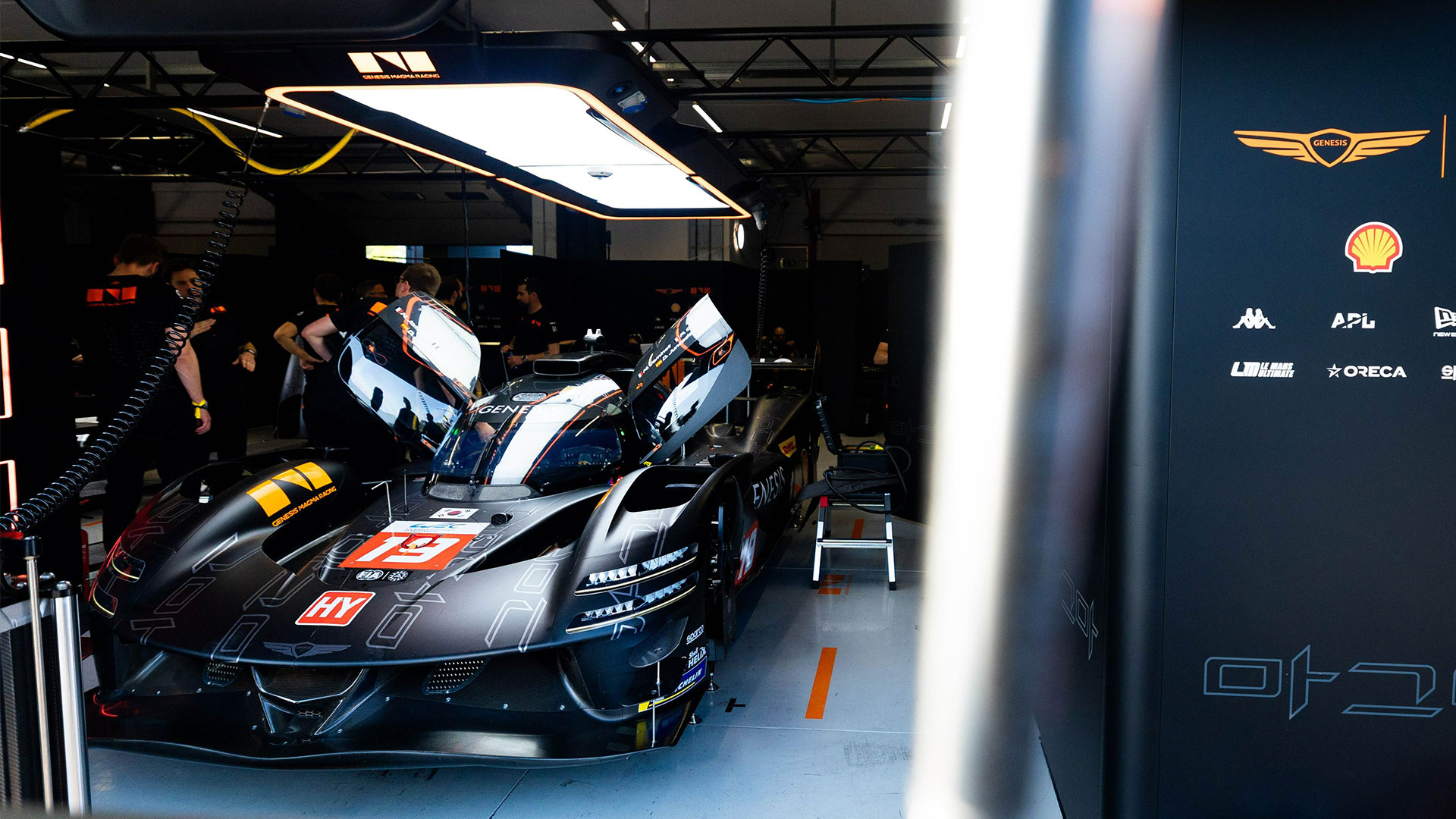 제네시스 마그마 레이싱 피트에서 정비 중인 GMR-001 하이퍼카 #19 차량